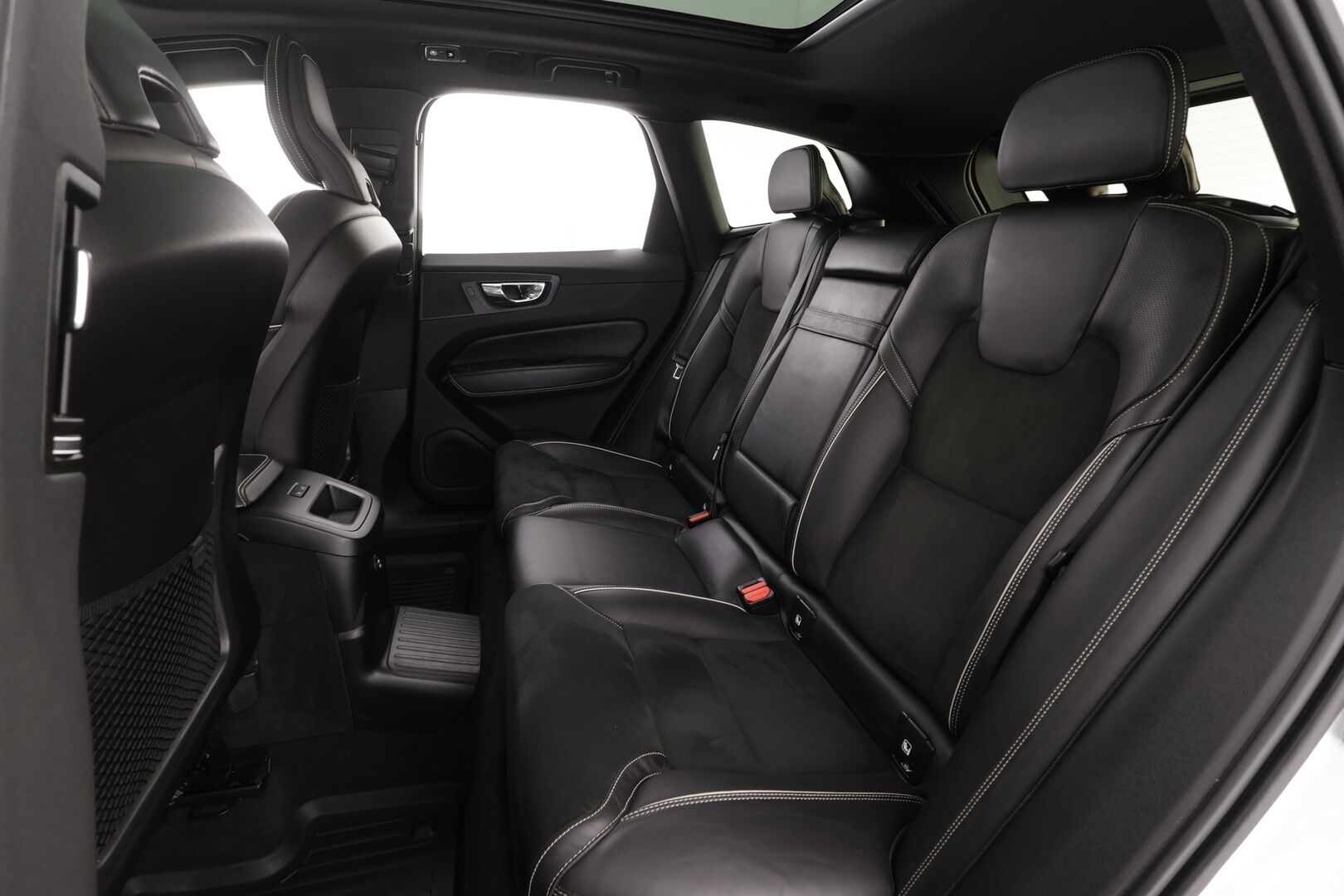 Volvo XC60 2019 T8 AWD R-Design aut * Ilma-alusta / ACC / Webasto / Koukku / Full-LED / P.Kamera / Panorama / Sportpenkki Muistilla * - Suomi-auto / 2x Latauskaapelit / Merkkihuollot / Kahdet renkaat aluvanteilla