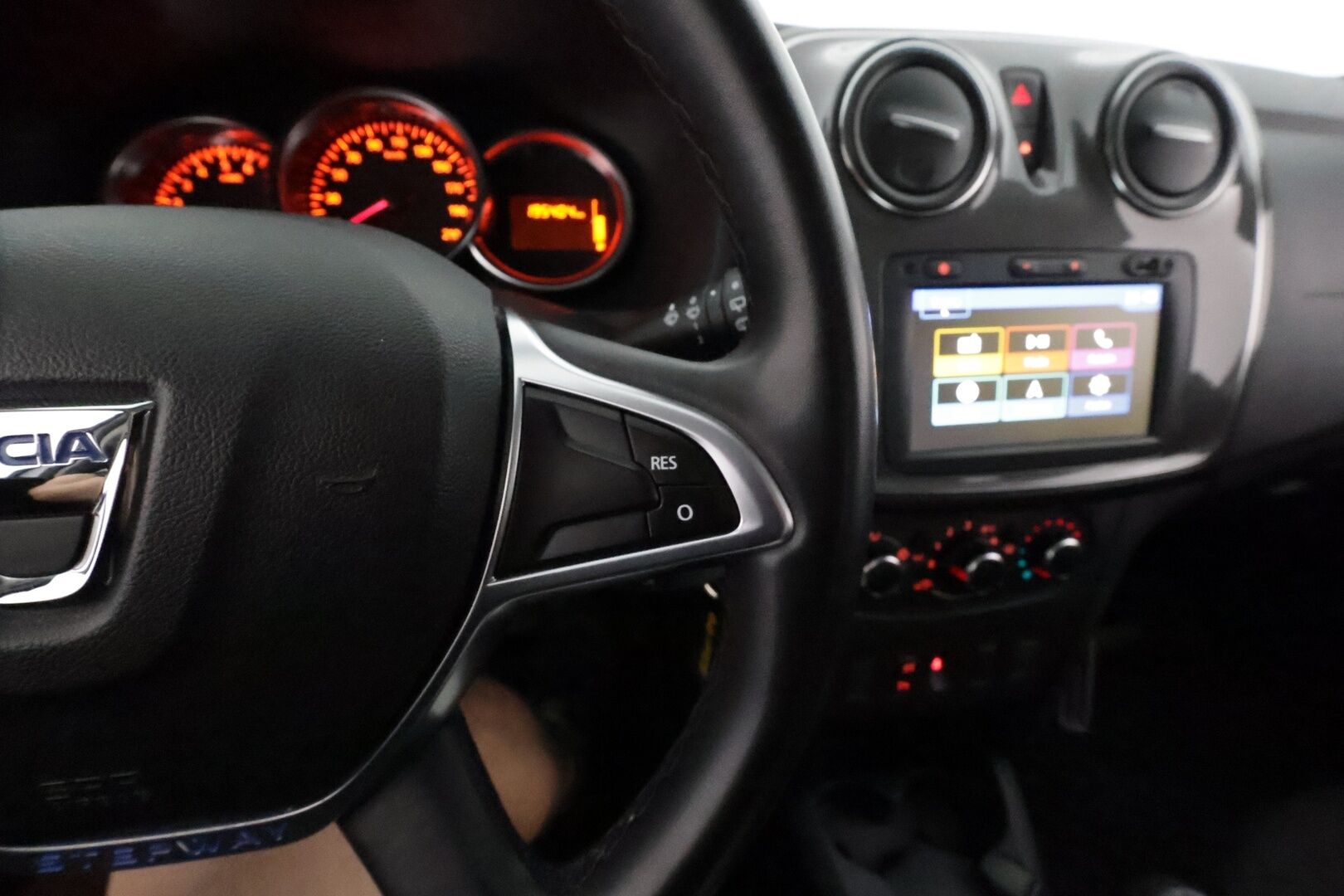 Dacia Sandero 2020 Stepway TCe 90 **Vakkari / P.tutka / Lohkolämmitin / Navi / Apple&Android / Bluetooth** - Suomi-auto / Merkkihuollettu 