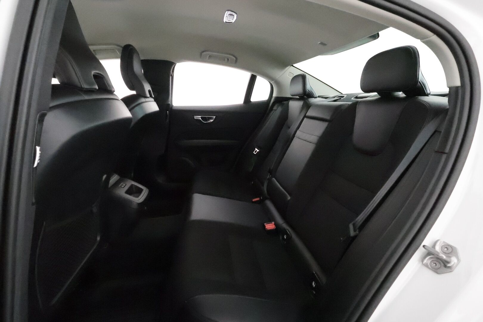 Volvo S60 2021 B4 MHEV Business aut **Adapt.vakkari / Full LED / Webasto / BLIS / H&K / Digimittaristo / Puolinahat** - 1.Om Suomi-auto / Kahdet renkaat aluvanteilla / Penkinlämmittimet takana / Ratinlämmitin / Puolinahat / KeylessGo 