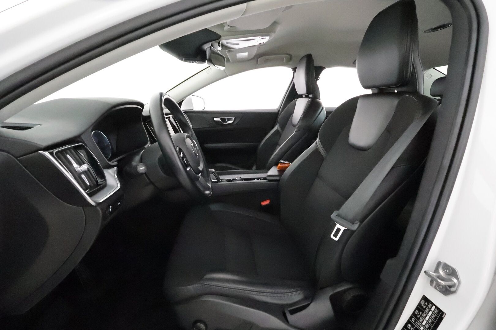 Volvo S60 2021 B4 MHEV Business aut **Adapt.vakkari / Full LED / Webasto / BLIS / H&K / Digimittaristo / Puolinahat** - 1.Om Suomi-auto / Kahdet renkaat aluvanteilla / Penkinlämmittimet takana / Ratinlämmitin / Puolinahat / KeylessGo 
