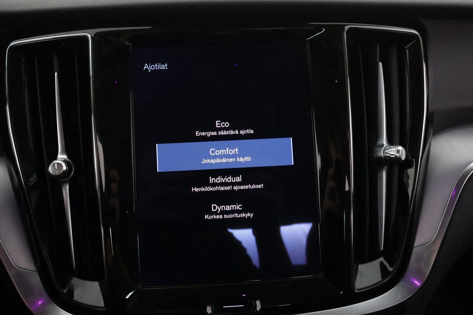 Volvo S60 2021 B4 MHEV Business aut - 1Om Suomiauto / Webasto / Adapt.Vakkari / Harman&Kardon / Peruutuskamera / Full LED / Apple&Android / Navi / Supervarusteet!