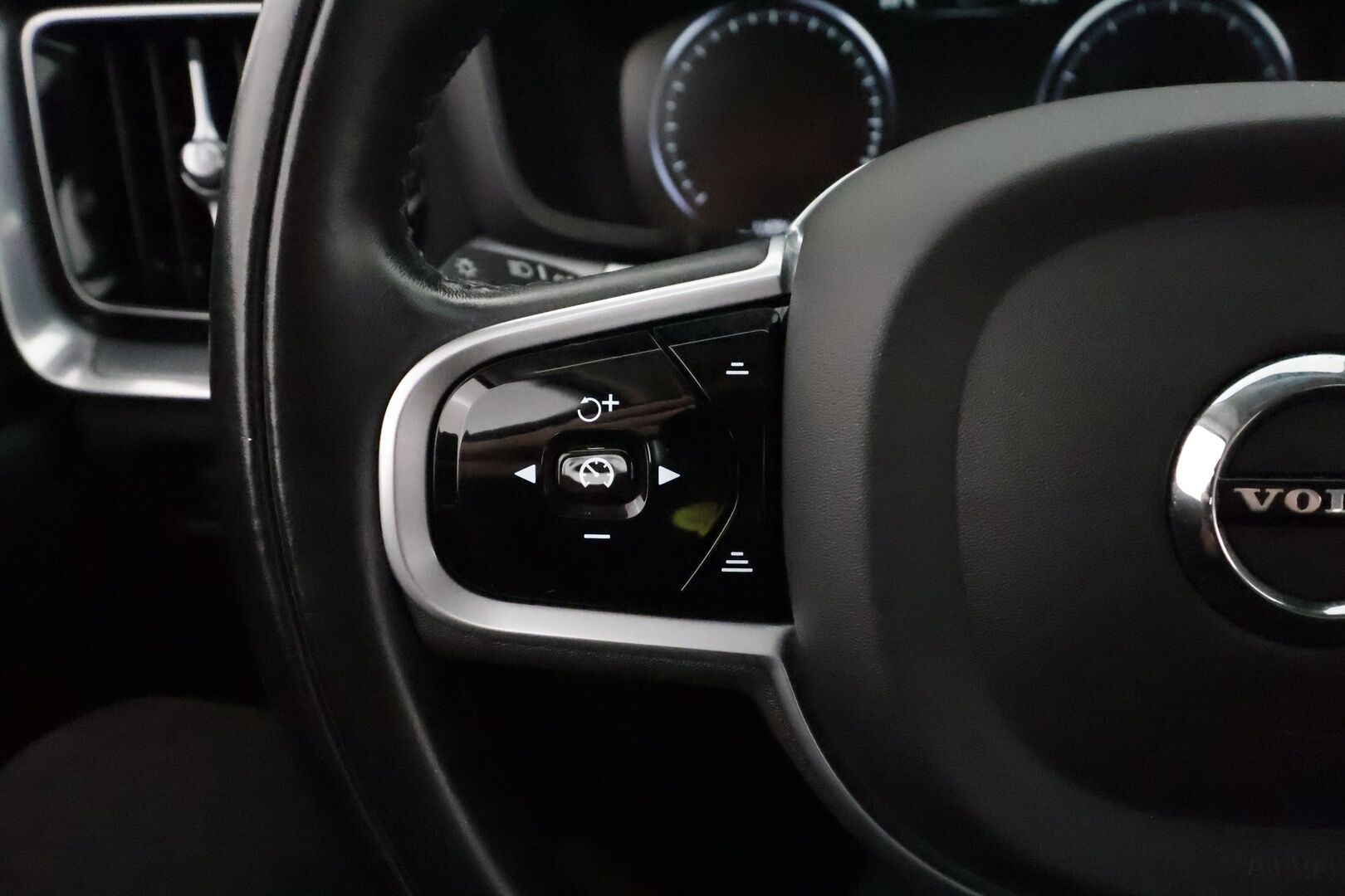 Volvo S60 2021 B4 MHEV Business aut **Adapt.vakkari / Full LED / Webasto / BLIS / H&K / Digimittaristo / Puolinahat** - 1.Om Suomi-auto / Kahdet renkaat aluvanteilla / Penkinlämmittimet takana / Ratinlämmitin / Puolinahat / KeylessGo 
