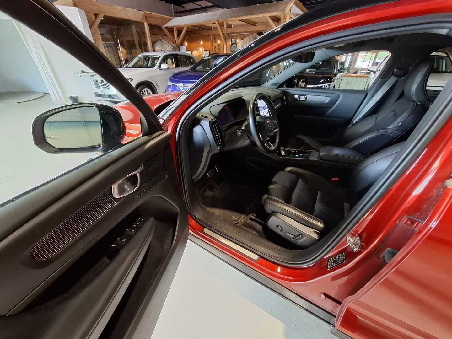 Volvo XC40 2022 Recharge Twin Business Pro aut - 3,99 % KORKOTARJOUS TÄHÄN AUTOON - Suomiauto / Adapt.Vakkari / Harman&Kardon / Panorama / Nahkasisusta / Lämpöpumppu / Vetokoukku / 360-Kamera / Supervarusteet!