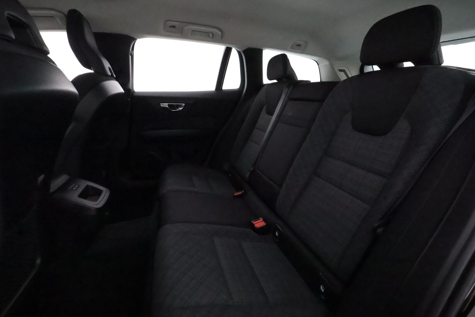 Volvo V60 2021 B5 AWD MHEV Business aut **Vakkari / P.kamera / Webasto / Koukku / KeylessGo / Navi / Digimittaristo / Full LED** - 3,99 % KORKOTARJOUS TÄHÄN AUTOON - 1:Om Suomi-auto / Kahdet renkaat aluvanteilla / Penkinlämmittimet takana / Ratinlämmitin / High Performance Audio