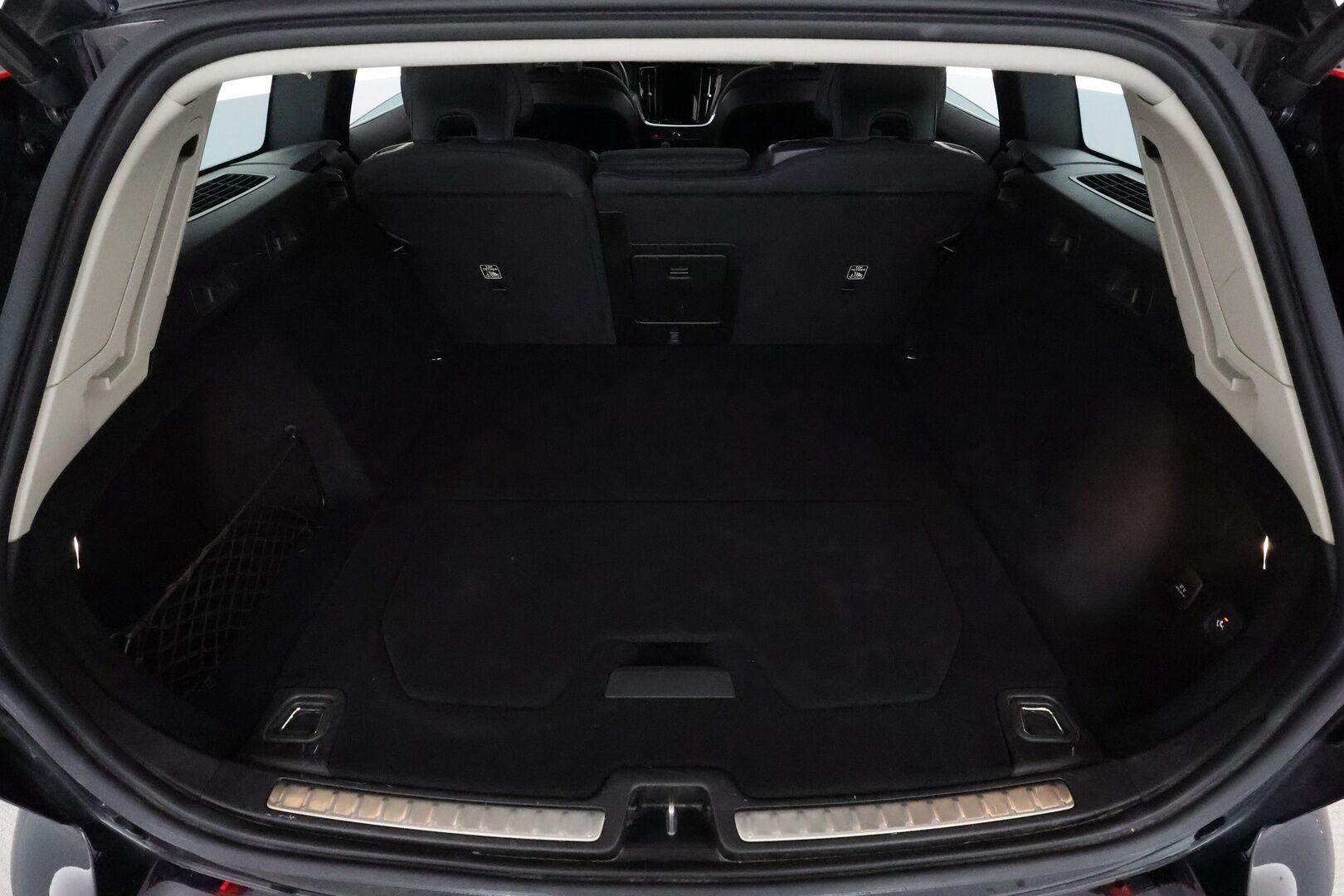 Volvo V60 2021 B5 AWD MHEV Business aut **Vakkari / P.kamera / Webasto / Koukku / KeylessGo / Navi / Digimittaristo / Full LED** - 3,99 % KORKOTARJOUS TÄHÄN AUTOON - 1:Om Suomi-auto / Kahdet renkaat aluvanteilla / Penkinlämmittimet takana / Ratinlämmitin / High Performance Audio