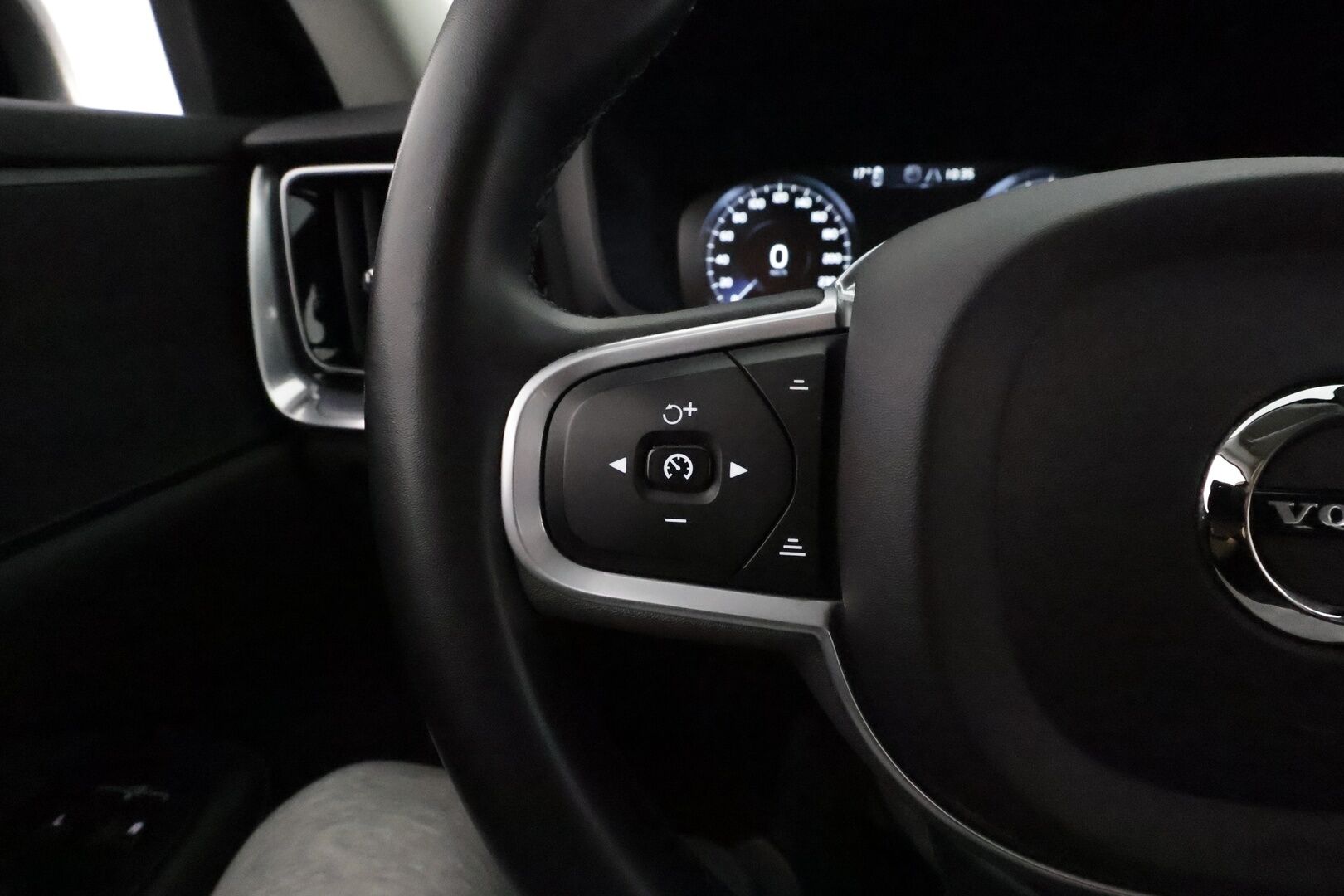 Volvo V60 2021 B5 AWD MHEV Business aut **Vakkari / P.kamera / Webasto / Koukku / KeylessGo / Navi / Digimittaristo / Full LED** - 3,99 % KORKOTARJOUS TÄHÄN AUTOON - 1:Om Suomi-auto / Kahdet renkaat aluvanteilla / Penkinlämmittimet takana / Ratinlämmitin / High Performance Audio