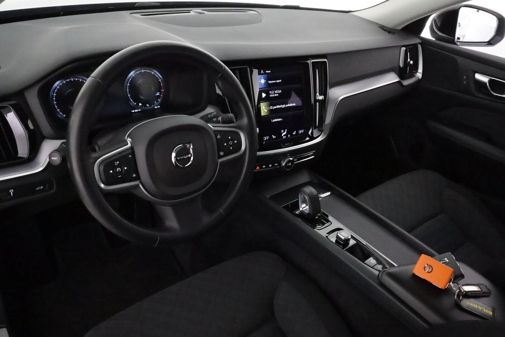 Volvo V60 2021 B5 AWD MHEV Business aut **Vakkari / P.kamera / Webasto / Koukku / KeylessGo / Navi / Digimittaristo / Full LED** - 3,99 % KORKOTARJOUS TÄHÄN AUTOON - 1:Om Suomi-auto / Kahdet renkaat aluvanteilla / Penkinlämmittimet takana / Ratinlämmitin / High Performance Audio