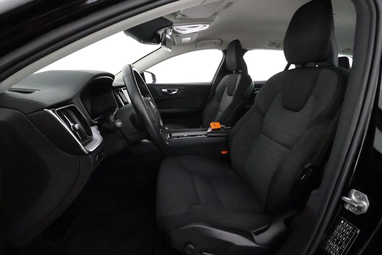 Volvo V60 2021 B5 AWD MHEV Business aut **Vakkari / P.kamera / Webasto / Koukku / KeylessGo / Navi / Digimittaristo / Full LED** - 3,99 % KORKOTARJOUS TÄHÄN AUTOON - 1:Om Suomi-auto / Kahdet renkaat aluvanteilla / Penkinlämmittimet takana / Ratinlämmitin / High Performance Audio