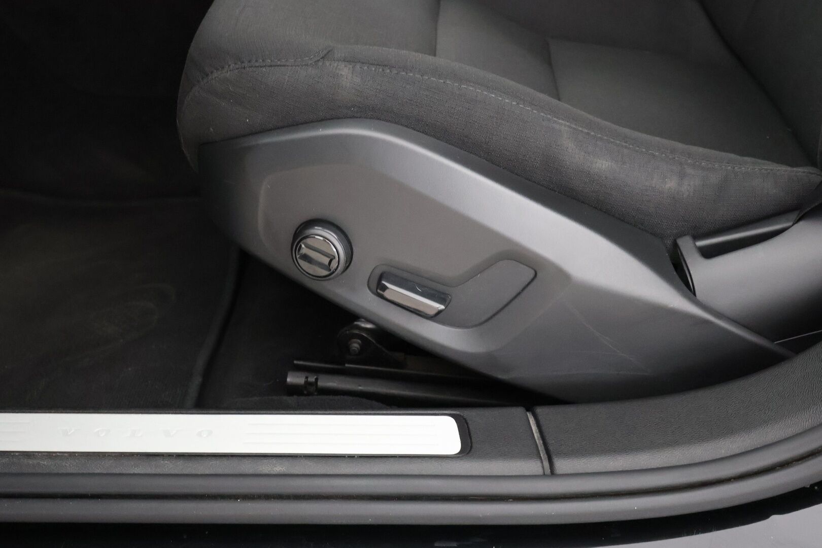 Volvo V60 2022 B4 D-MHEV Business aut - Suomi-auto | Volvo on call | Merkkiliikkeen huoltokirja | Webasto | Kaarrevalot | Jakohihna vaihdettu - KORKO VAIN 3,99 %