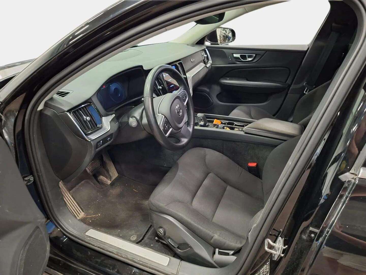 Volvo V60 2021 B3 MHEV Business aut - | Suomi-auto | Webasto | High Performance Audio | LED | Pysäköintitutkat | Digimittaristo | 2x renkaat ja vanteet |