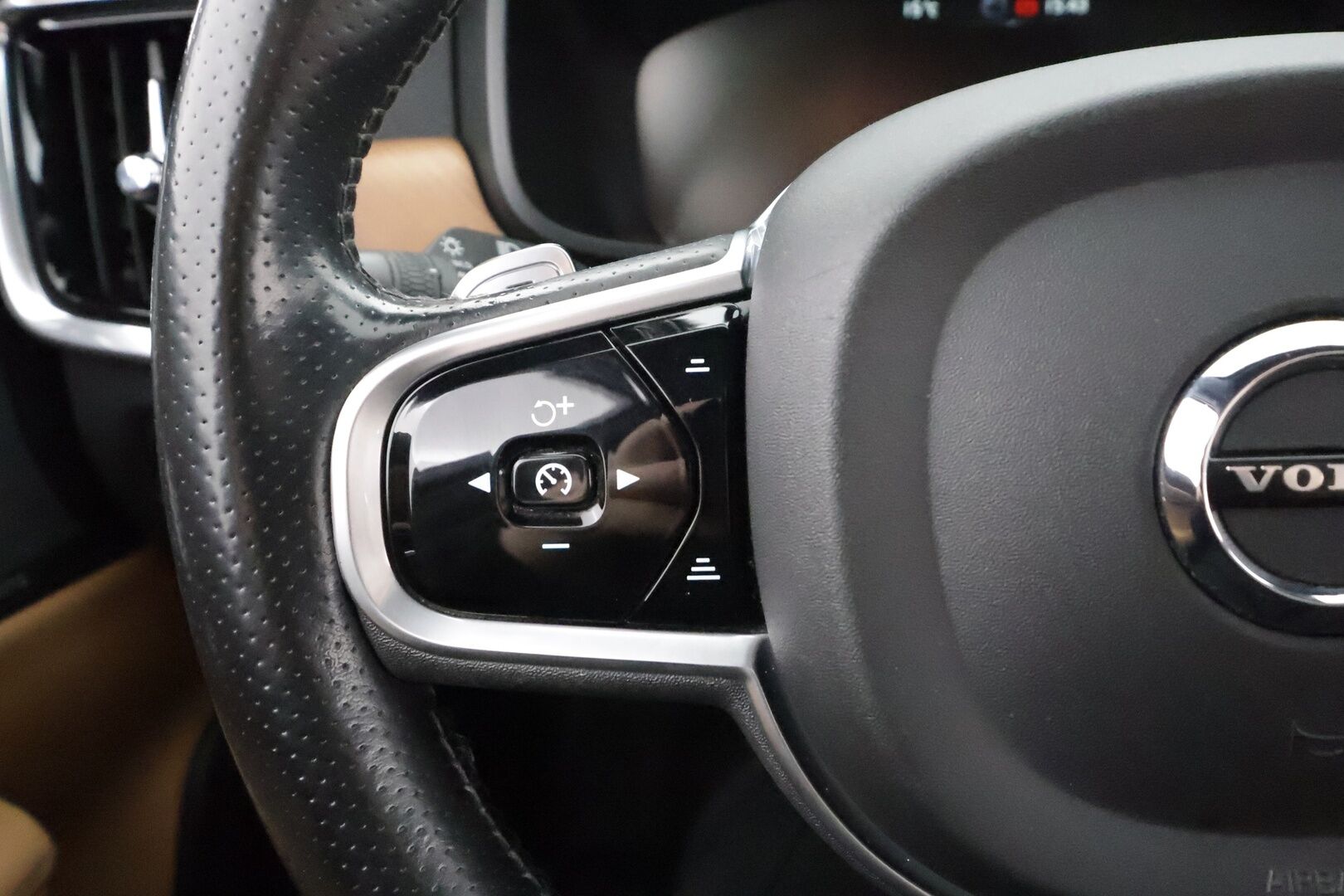 Volvo V90 2017 D5 AWD inscription * B&W / Pilot / Panoraama / HUD / 360-Kamera / Webasto / Koukku / Nahkasisusta / Muistipenkit * - Kahdet Renkaat / Ei AdBlue - HULLUT AVAJAISHULINAT KORKOTARJOUS 3,29 %