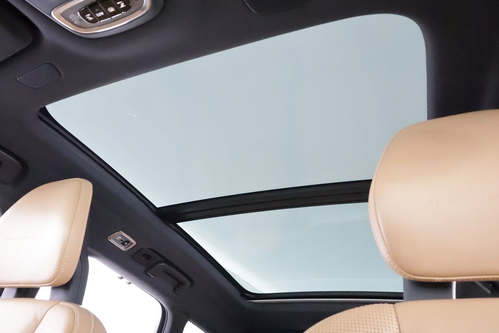 Volvo V90 2017 D5 AWD inscription * Pilot assist / HUD / Webasto / Koukku / Panorama / 360-kamera / B&W / Apple&Android * - Kahdet Renkaat