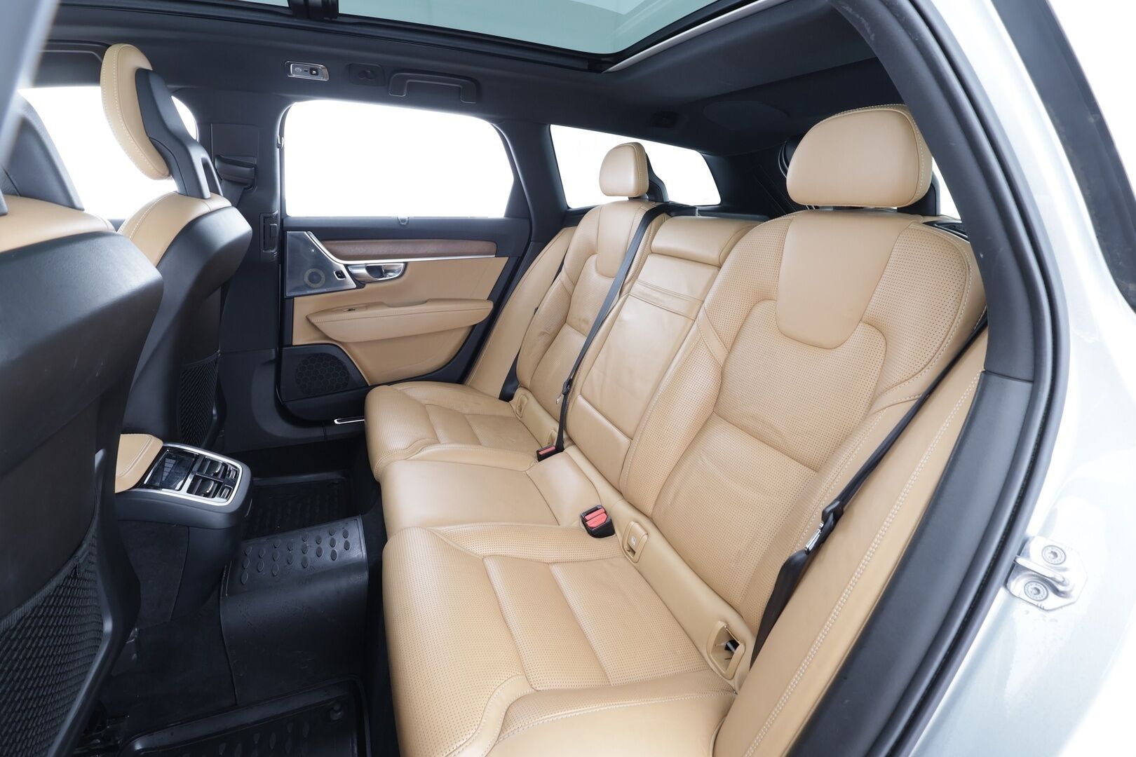 Volvo V90 2017 D5 AWD inscription * B&W / Pilot / Panoraama / HUD / 360-Kamera / Webasto / Koukku / Nahkasisusta / Muistipenkit * - Kahdet Renkaat / Ei AdBlue - HULLUT AVAJAISHULINAT KORKOTARJOUS 3,29 %