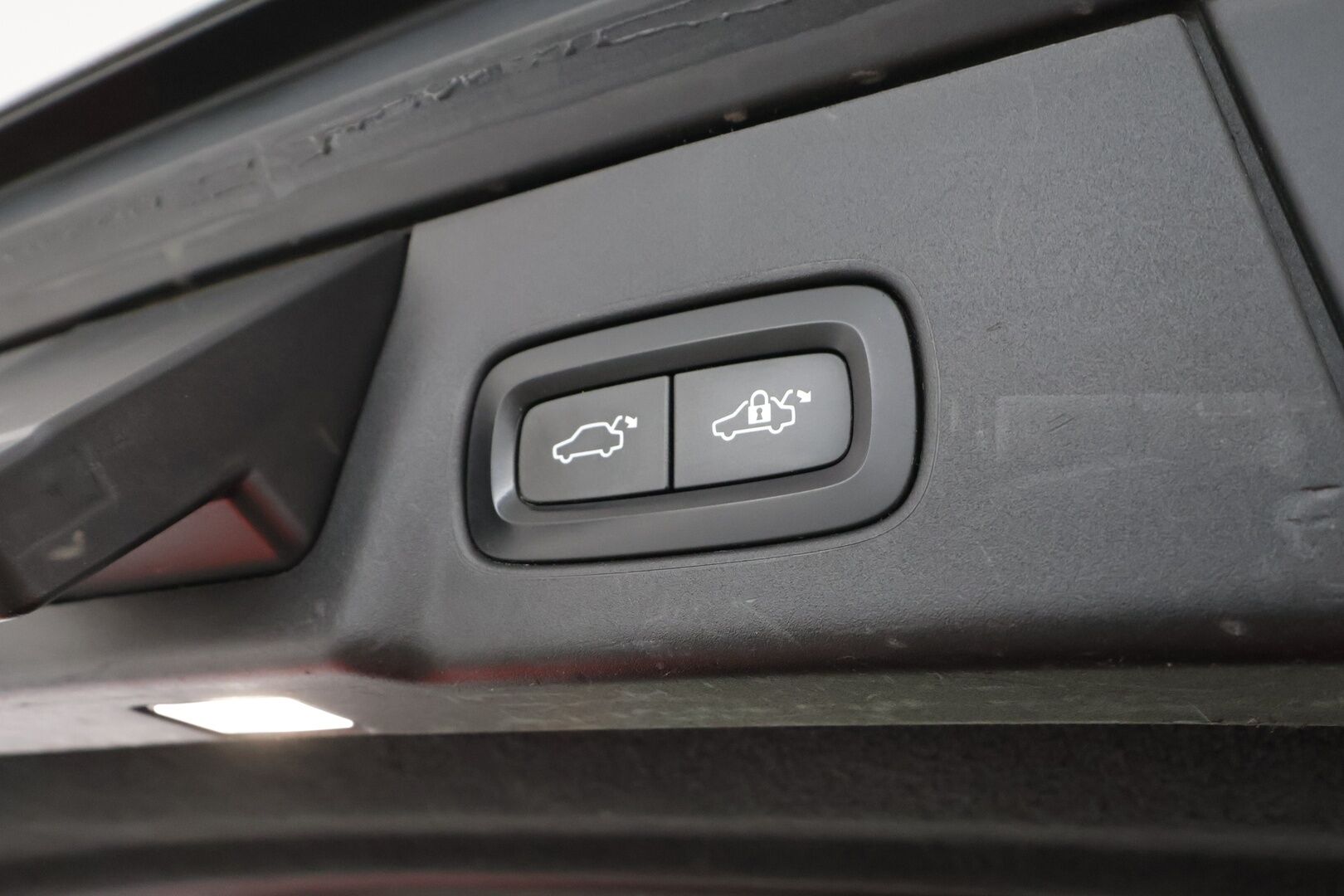 Volvo V90 2017 D5 AWD inscription * Pilot assist / HUD / Webasto / Koukku / Panorama / 360-kamera / B&W / Apple&Android * - Kahdet Renkaat