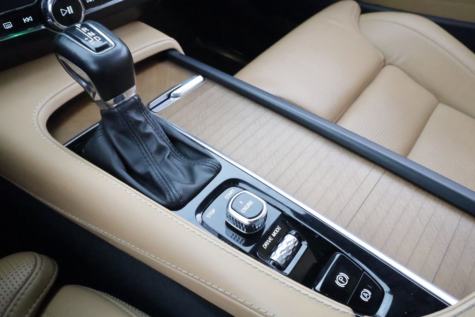 Volvo V90 2017 D5 AWD inscription * Pilot assist / HUD / Webasto / Koukku / Panorama / 360-kamera / B&W / Apple&Android * - Kahdet Renkaat