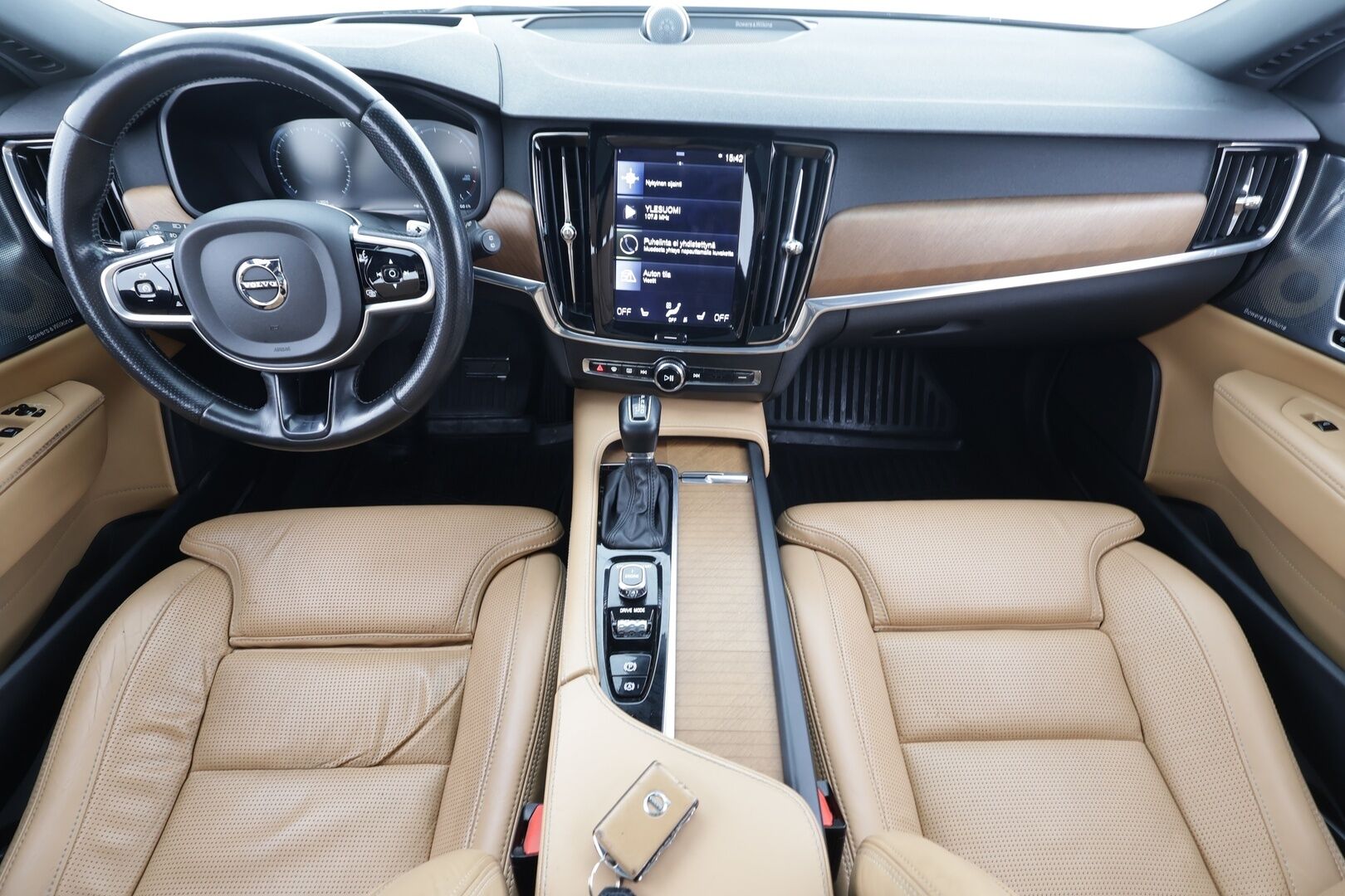 Volvo V90 2017 D5 AWD inscription * B&W / Pilot / Panoraama / HUD / 360-Kamera / Webasto / Koukku / Nahkasisusta / Muistipenkit * - Kahdet Renkaat / Ei AdBlue - HULLUT AVAJAISHULINAT KORKOTARJOUS 3,29 %