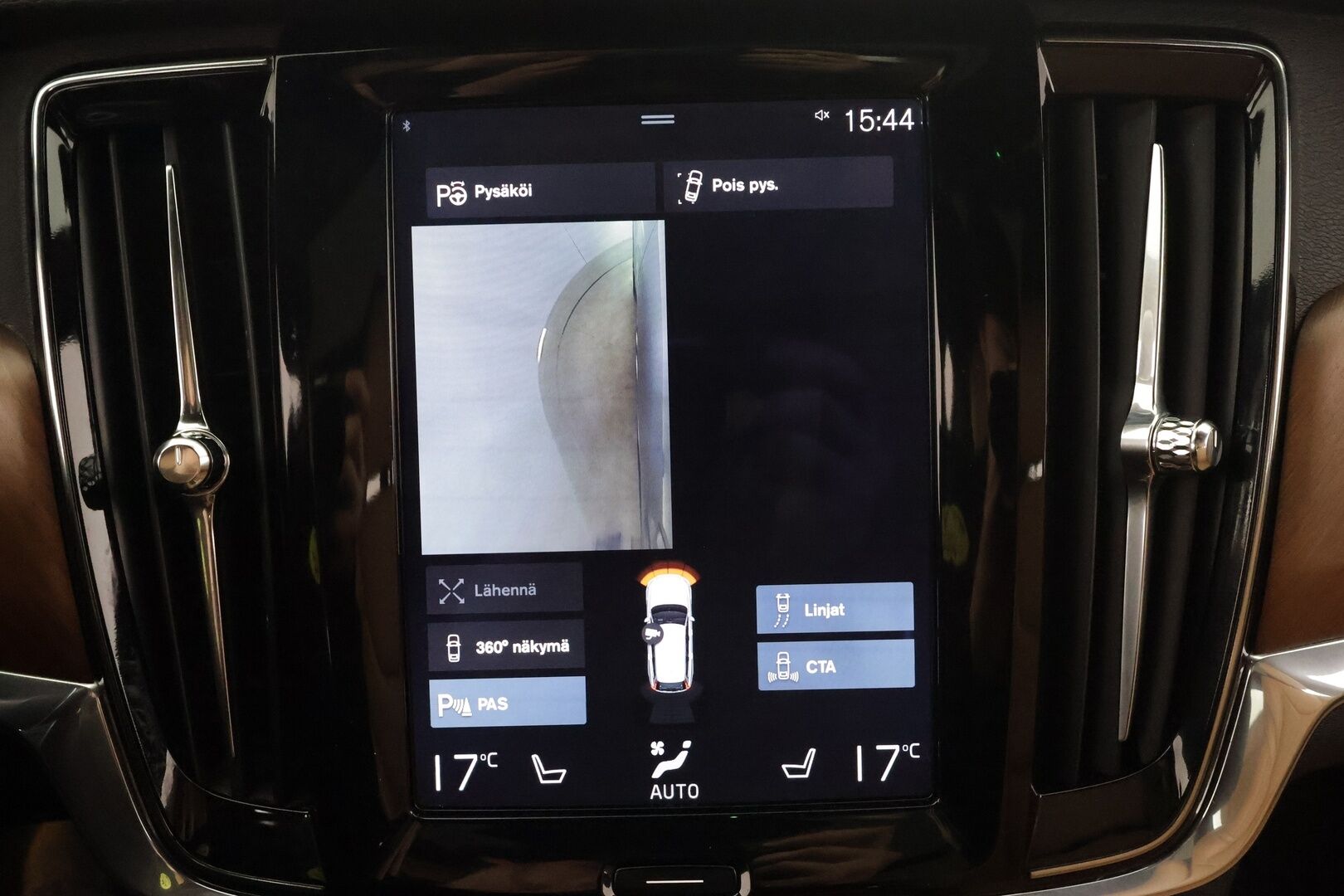 Volvo V90 2017 D5 AWD inscription * Pilot assist / HUD / Webasto / Koukku / Panorama / 360-kamera / B&W / Apple&Android * - Kahdet Renkaat