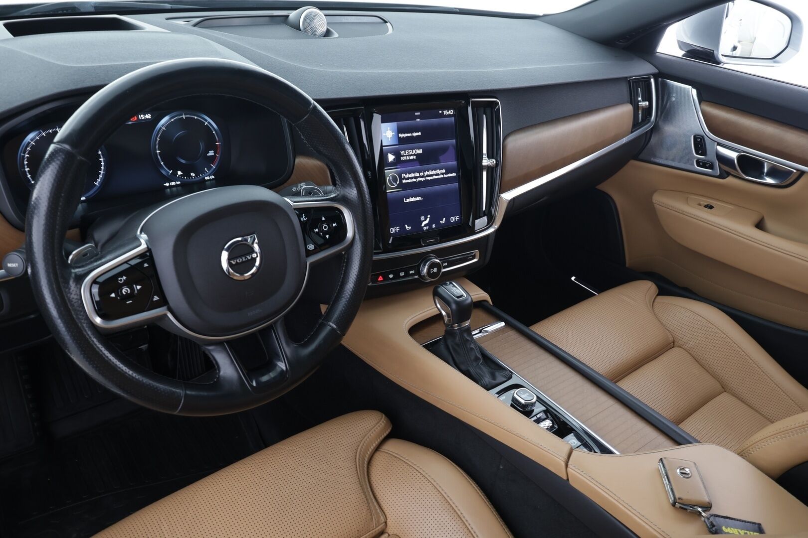 Volvo V90 2017 D5 AWD inscription * Pilot assist / HUD / Webasto / Koukku / Panorama / 360-kamera / B&W / Apple&Android * - Kahdet Renkaat