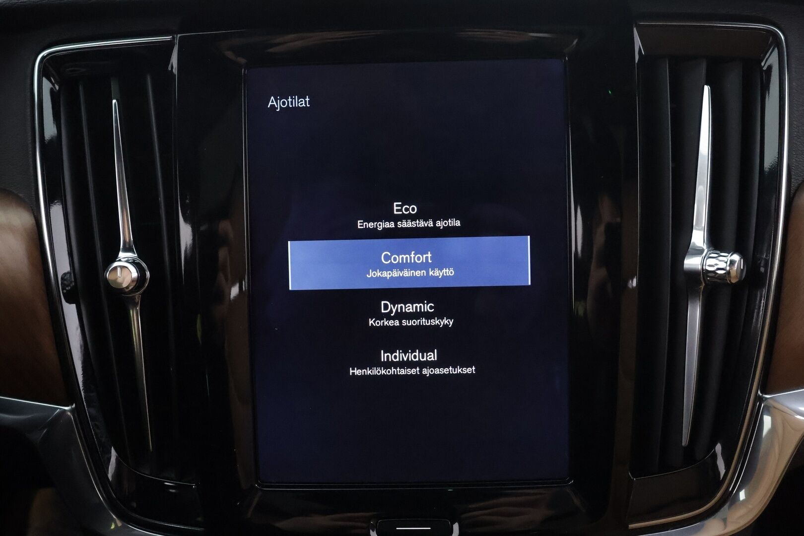 Volvo V90 2017 D5 AWD inscription - | B&W | Pilot | Panoraama | HUD | 360-Kamera | Webasto | Koukku | Nahkasisusta | Muistipenkit | Kahdet Renkaat | Ei AdBlue |