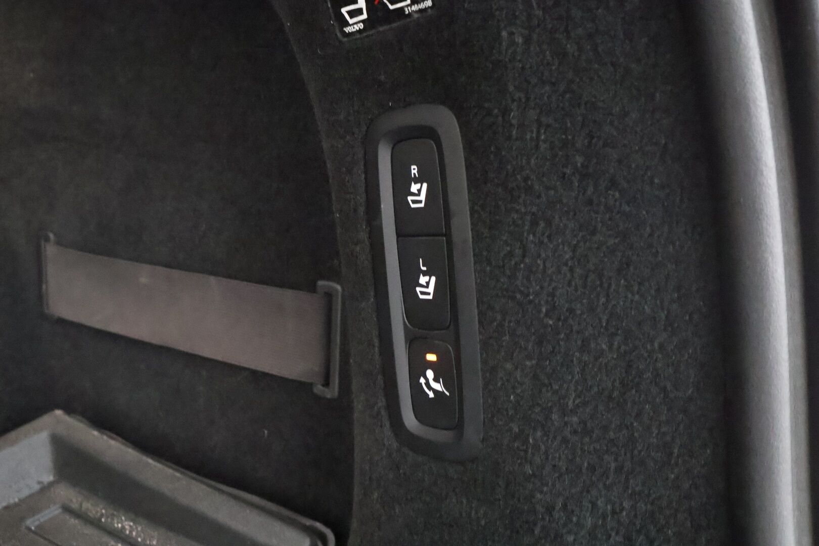 Volvo V90 2017 D5 AWD inscription * Pilot assist / HUD / Webasto / Koukku / Panorama / 360-kamera / B&W / Apple&Android * - Kahdet Renkaat