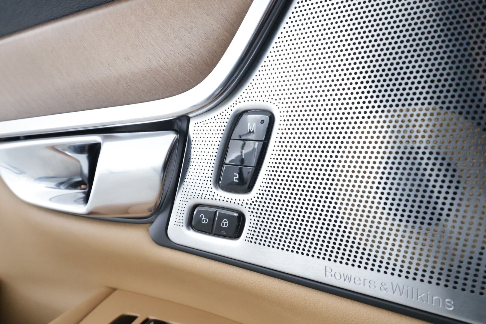 Volvo V90 2017 D5 AWD inscription * Pilot assist / HUD / Webasto / Koukku / Panorama / 360-kamera / B&W / Apple&Android * - Kahdet Renkaat