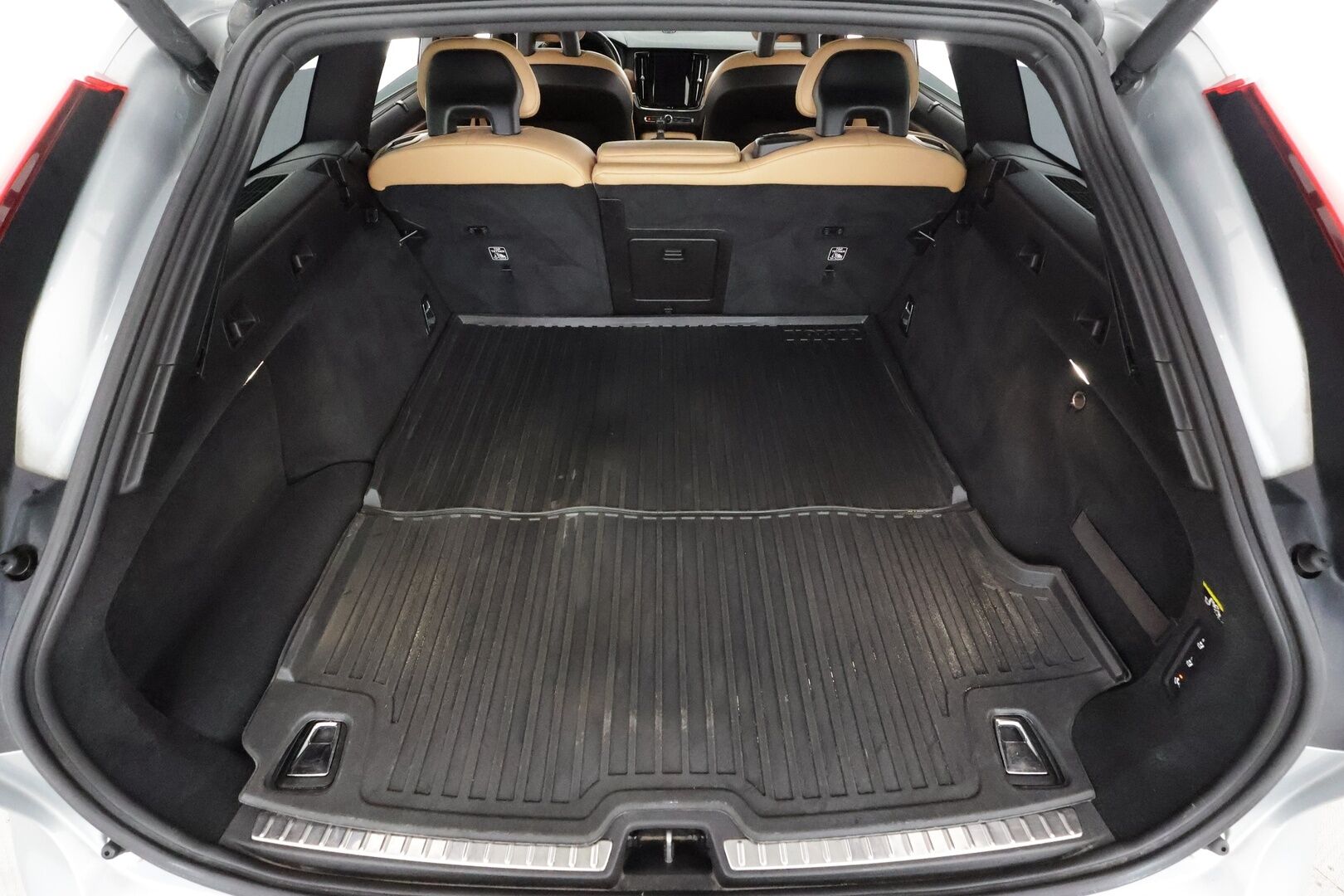 Volvo V90 2017 D5 AWD inscription * B&W / Pilot / Panoraama / HUD / 360-Kamera / Webasto / Koukku / Nahkasisusta / Muistipenkit * - Kahdet Renkaat / Ei AdBlue - HULLUT AVAJAISHULINAT KORKOTARJOUS 3,29 %