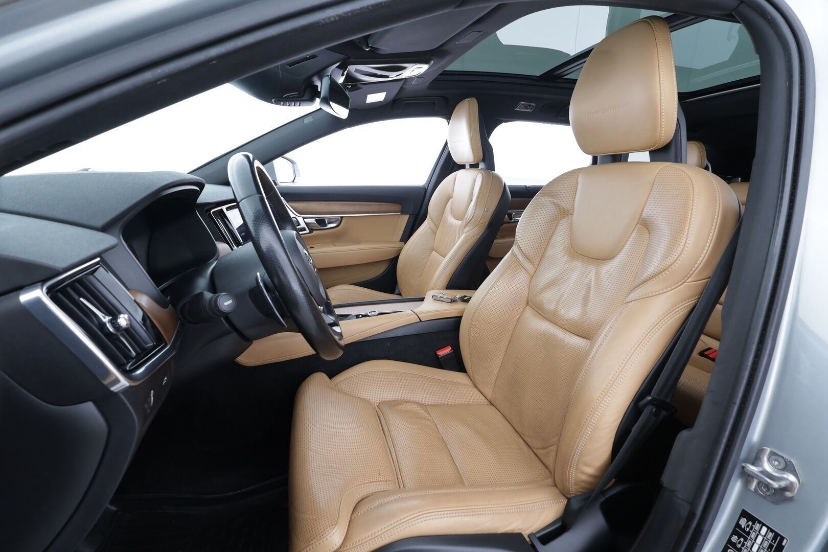 Volvo V90 2017 D5 AWD inscription * Pilot assist / HUD / Webasto / Koukku / Panorama / 360-kamera / B&W / Apple&Android * - Kahdet Renkaat