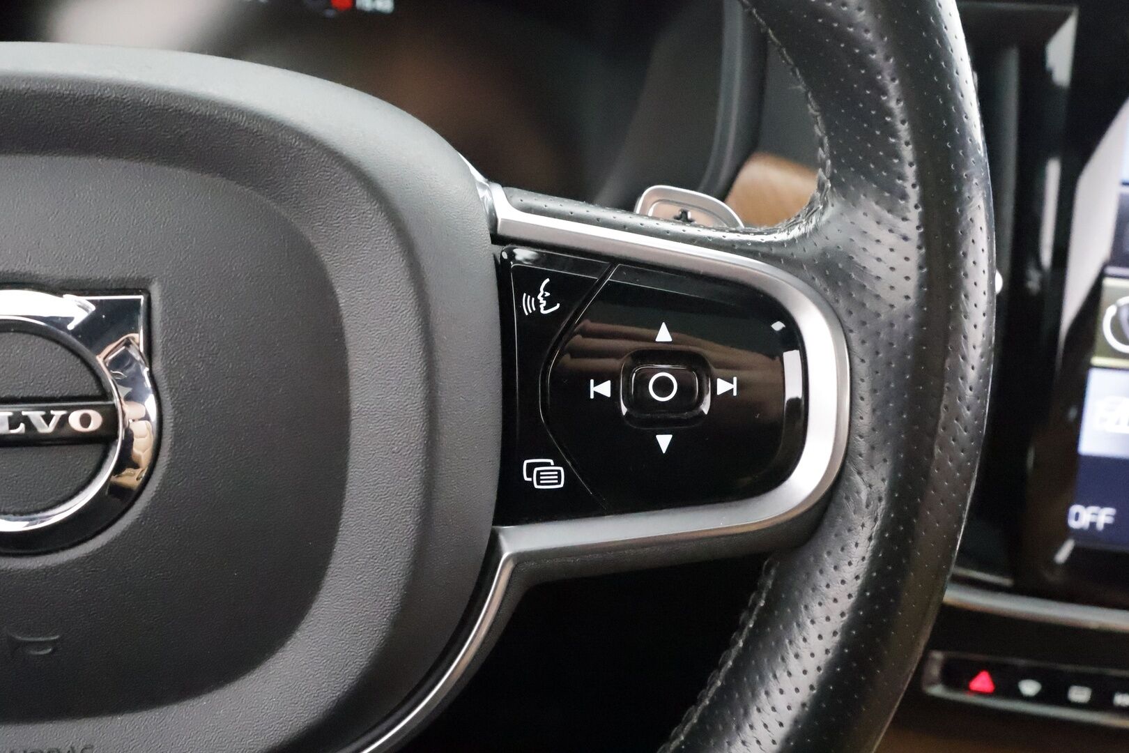 Volvo V90 2017 D5 AWD inscription * Pilot assist / HUD / Webasto / Koukku / Panorama / 360-kamera / B&W / Apple&Android * - Kahdet Renkaat