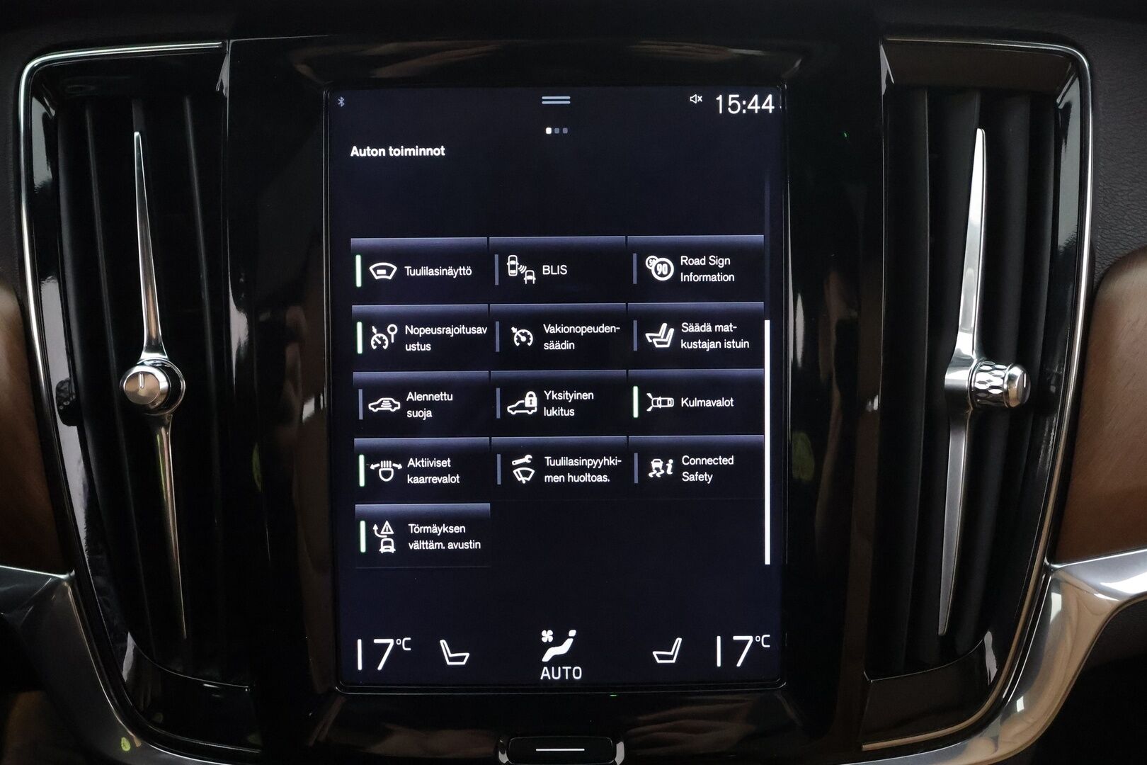 Volvo V90 2017 D5 AWD inscription * Pilot assist / HUD / Webasto / Koukku / Panorama / 360-kamera / B&W / Apple&Android * - Kahdet Renkaat