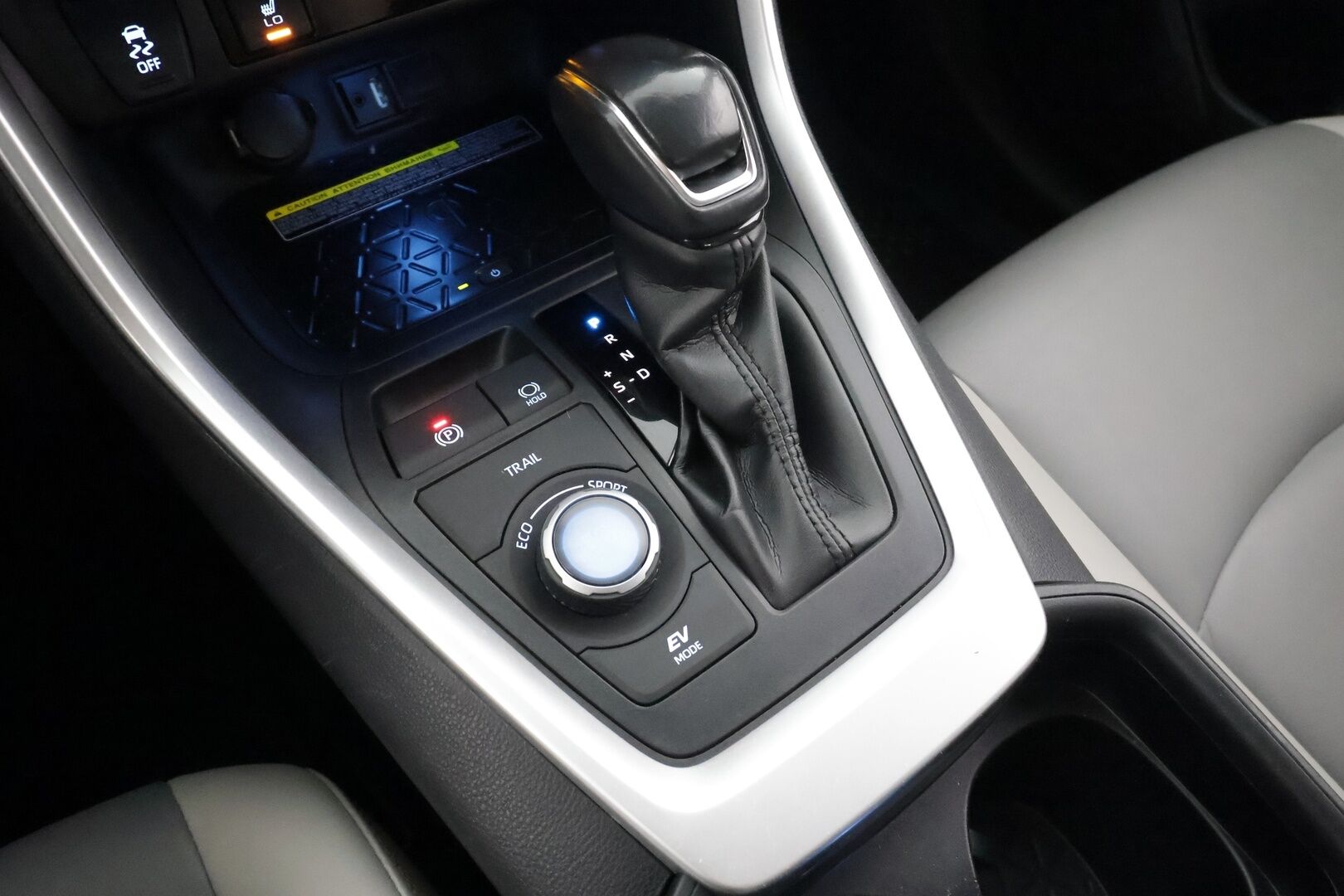 Toyota RAV4 2019 2.5 Hybrid AWD-i Premium * ACC / Muistipenkki / JBL / 360° / Koukku / LED / Kaistavahti / Keyless * - Kahdet renkaat aluvanteilla - HULLUT AVAJAISHULINAT KORKOTARJOUS 3,29 %