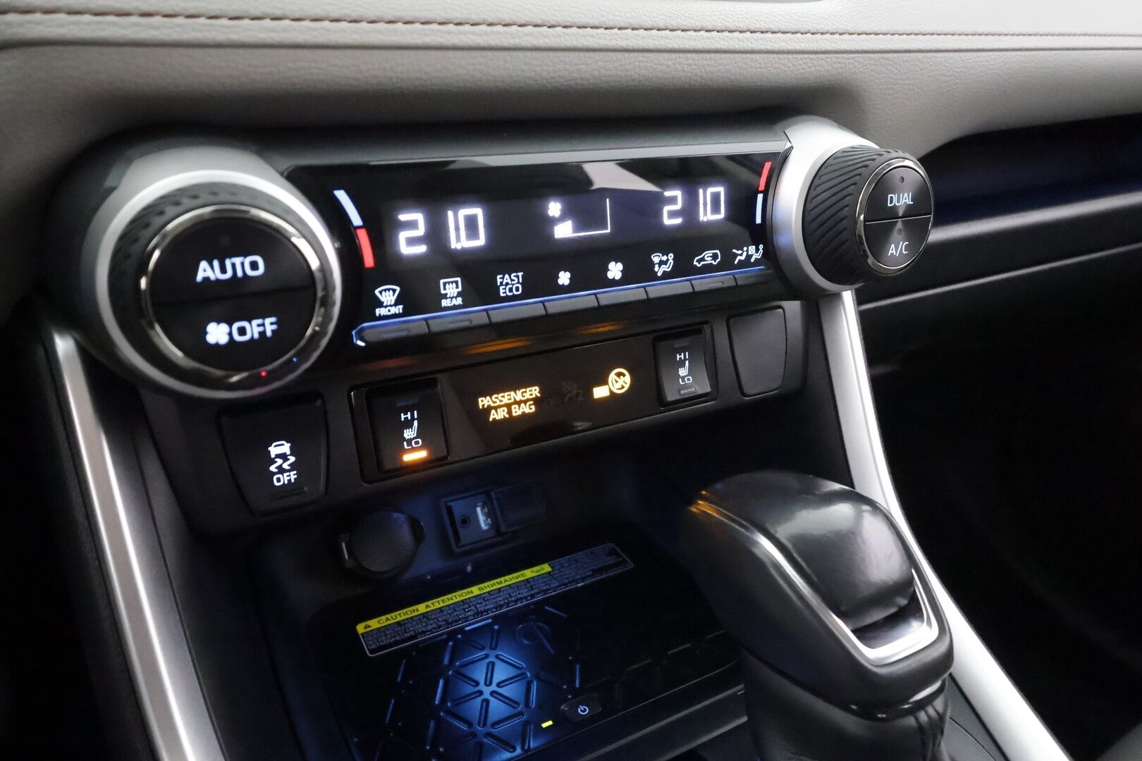 Toyota RAV4 2019 2.5 Hybrid AWD-i Premium * ACC / Muistipenkki / JBL / 360° / Koukku / LED / Kaistavahti / Keyless * - Kahdet renkaat aluvanteilla - HULLUT AVAJAISHULINAT KORKOTARJOUS 3,29 %