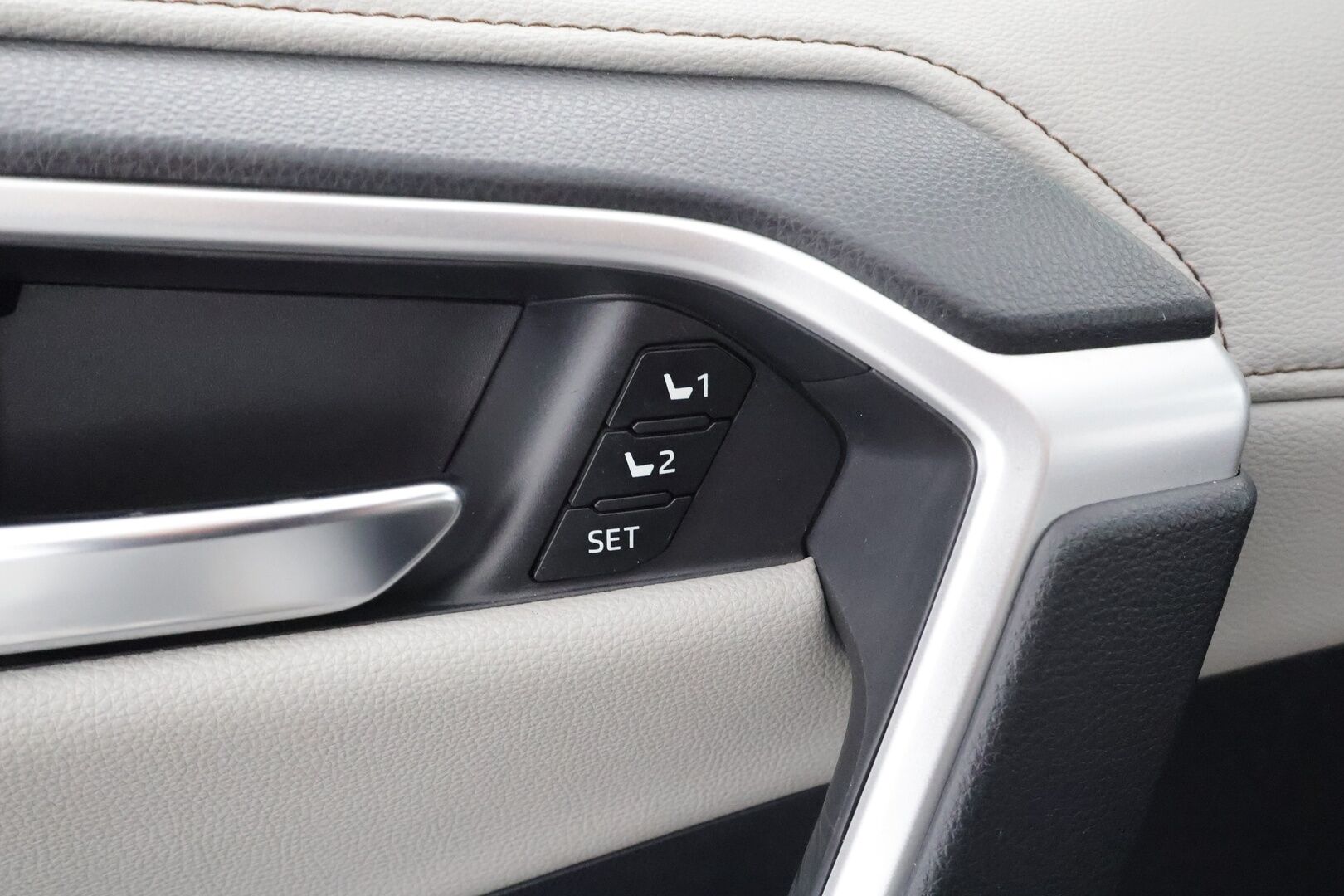 Toyota RAV4 2019 2.5 Hybrid AWD-i Premium * LED / ACC / Muistipenkki / JBL / 360° / Koukku / Kaistavahti / Keyless * - Kahdet renkaat aluvanteilla