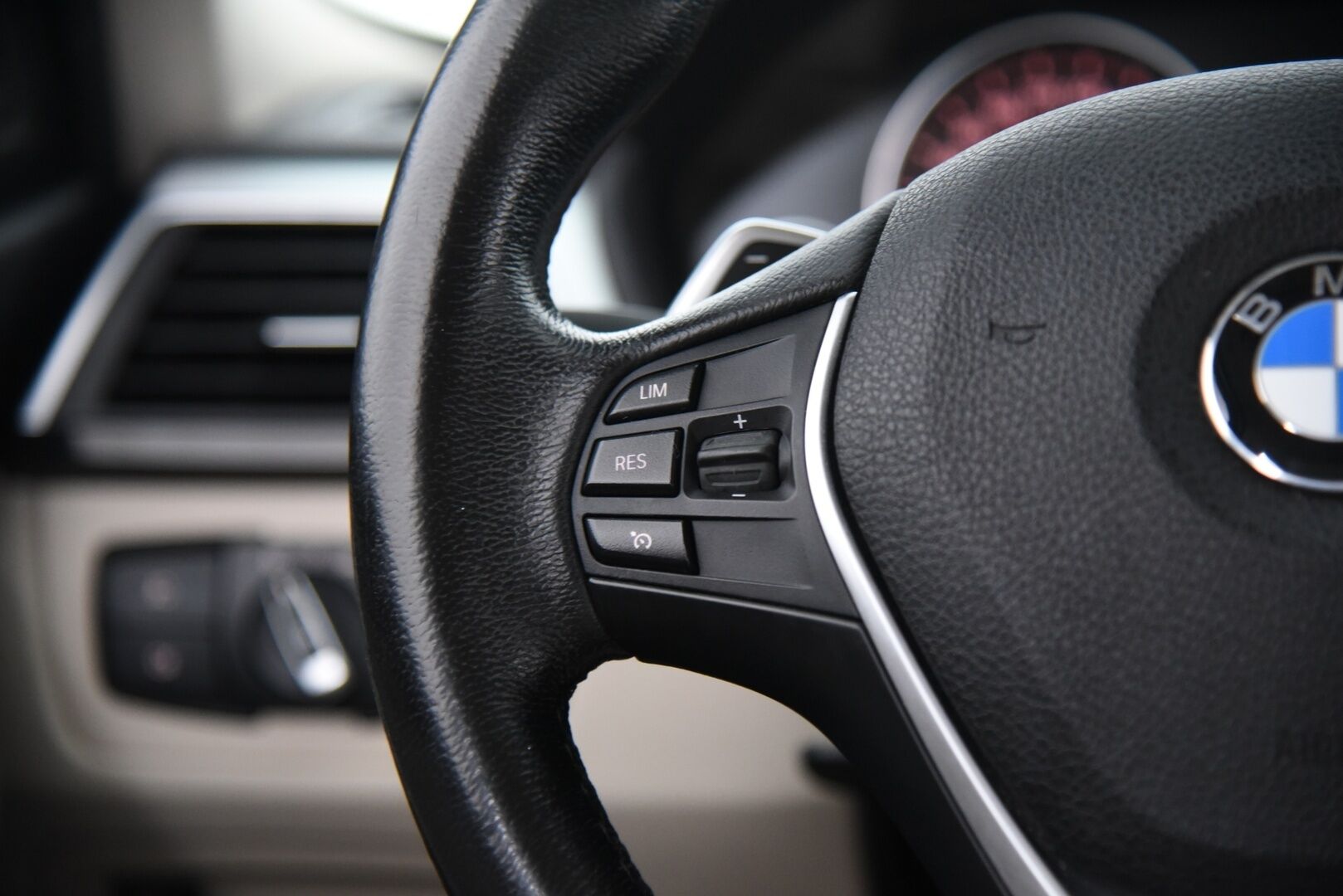 BMW 330 2017 330e iPerformance Sedan (AA) 4ov / Vaaleat nahat / Prof. Navi / H&K / P. Kamera & tutkat / LED / Merkkihuollettu - 2x Latauskaapelit & Renkaat aluvantein! Metalliväri!