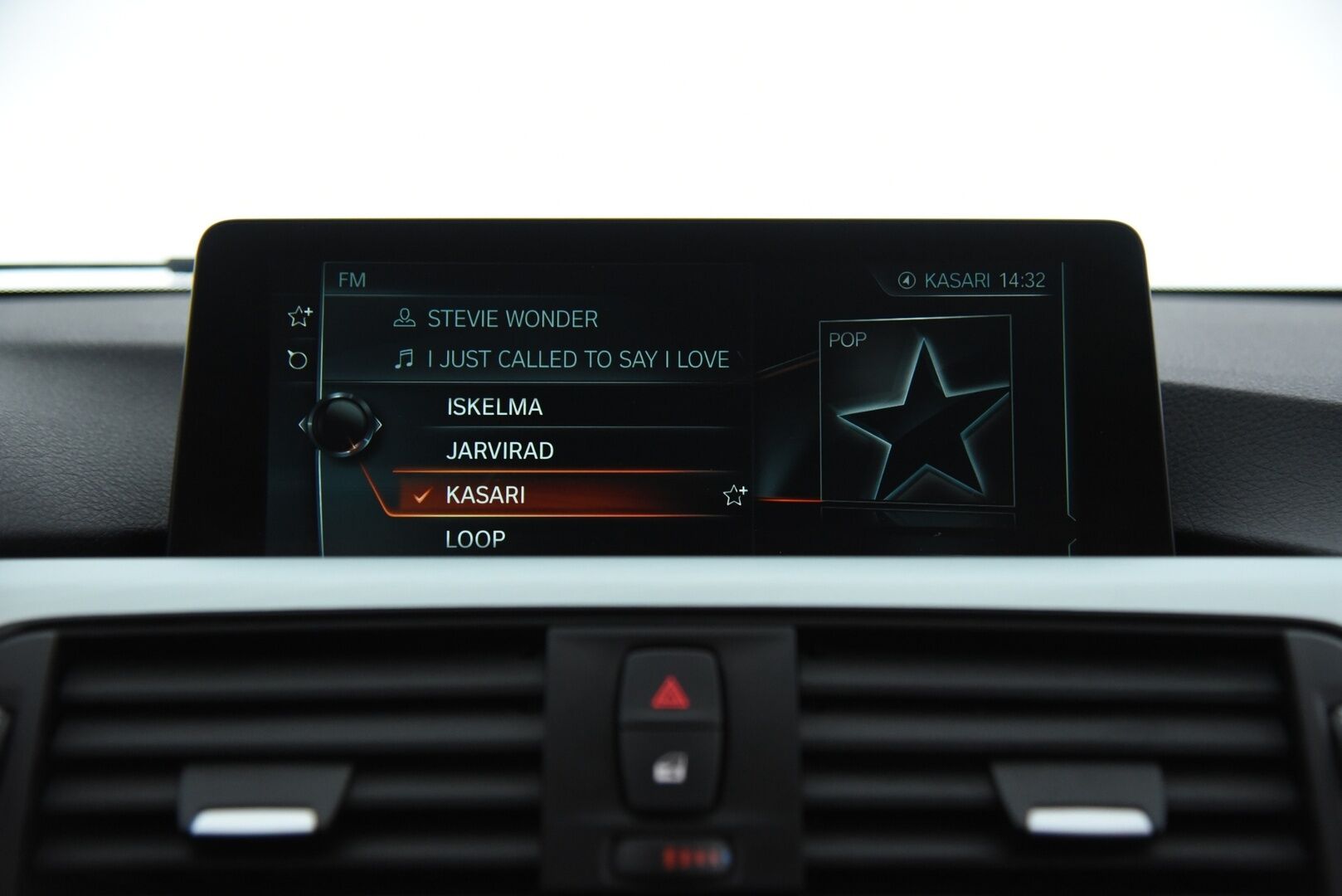 BMW 330 2017 330e iPerformance Sedan (AA) 4ov / Vaaleat nahat / Prof. Navi / H&K / P. Kamera & tutkat / LED / Merkkihuollettu - 2x Latauskaapelit & Renkaat aluvantein! Metalliväri!