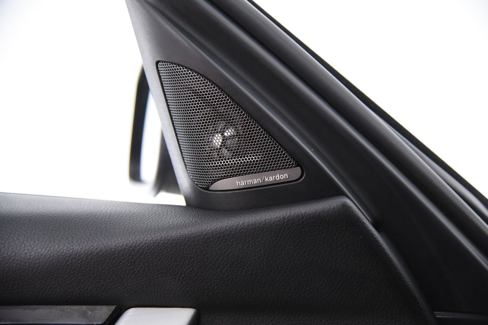 BMW 330 2017 330e iPerformance Sedan (AA) 4ov / Vaaleat nahat / Prof. Navi / H&K / P. Kamera & tutkat / LED / Merkkihuollettu - 2x Latauskaapelit & Renkaat aluvantein! Metalliväri!