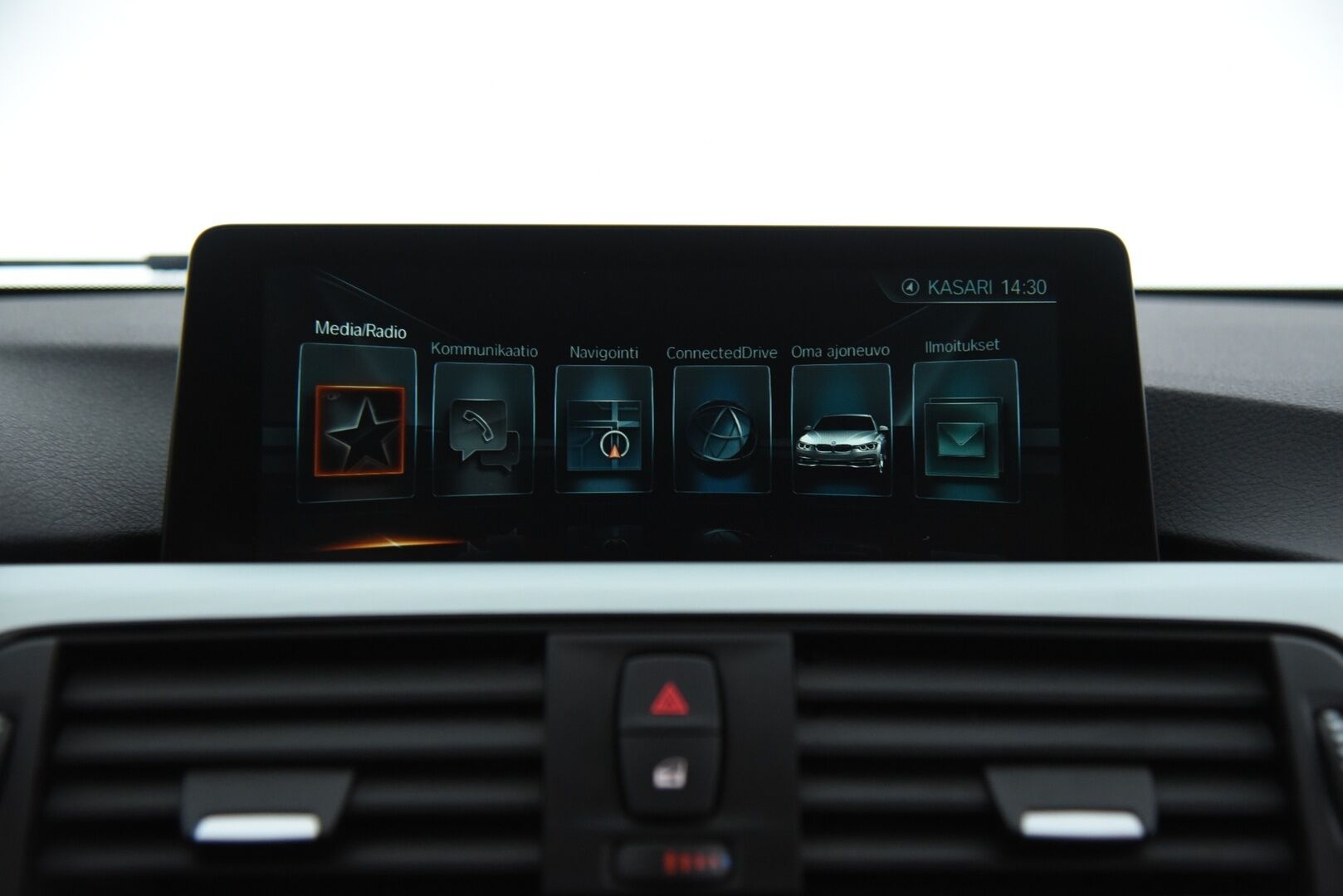 BMW 330 2017 330e iPerformance Sedan (AA) 4ov / Vaaleat nahat / Prof. Navi / H&K / P. Kamera & tutkat / LED / Merkkihuollettu - 2x Latauskaapelit & Renkaat aluvantein! Metalliväri!