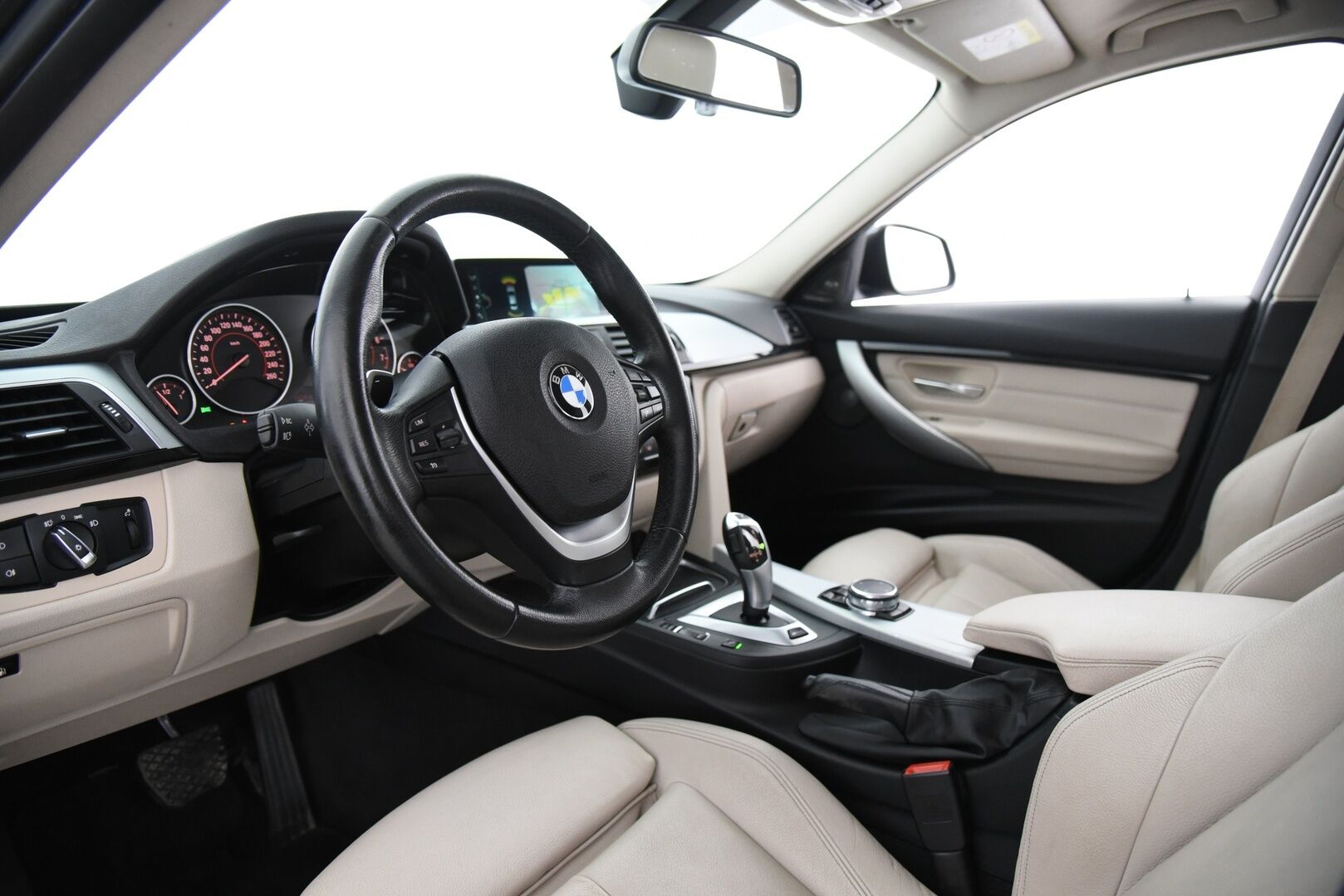 BMW 330 2017 F30 Sedan 330e A SportLine LCI / H&K / Prof.navi / LED / Vaaleat nahat / P-kamera - Merkkihuollettu / 2x Renkaat / Akku kuntotarkastettu - HULLUT AVAJAISHULINAT KORKOTARJOUS 3,29 %