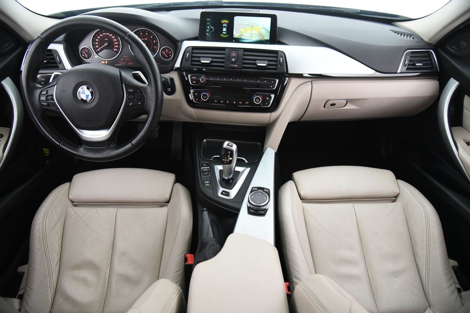 BMW 330 2017 330e iPerformance Sedan (AA) 4ov / Vaaleat nahat / Prof. Navi / H&K / P. Kamera & tutkat / LED / Merkkihuollettu - 2x Latauskaapelit & Renkaat aluvantein! Metalliväri!