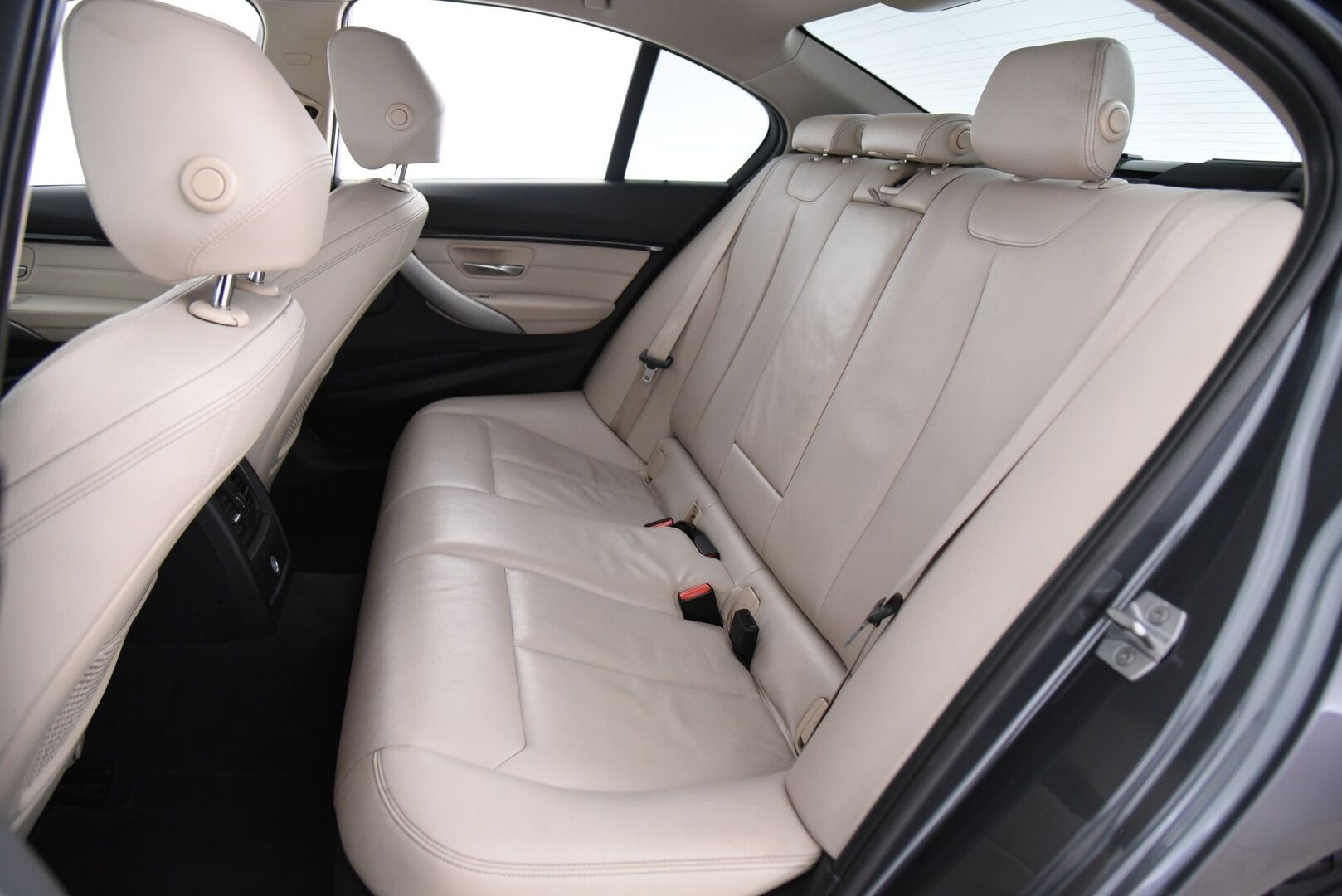 BMW 330 2017 F30 Sedan 330e A SportLine LCI / H&K / Prof.navi / LED / Vaaleat nahat / P-kamera - Merkkihuollettu / 2x Renkaat / Akku kuntotarkastettu - HULLUT AVAJAISHULINAT KORKOTARJOUS 3,29 %