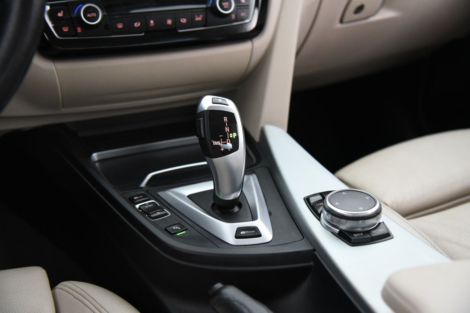 BMW 330 2017 F30 Sedan 330e A SportLine LCI / H&K / Prof.navi / LED / Vaaleat nahat / P-kamera - Merkkihuollettu / 2x Renkaat / Akku kuntotarkastettu - HULLUT AVAJAISHULINAT KORKOTARJOUS 3,29 %