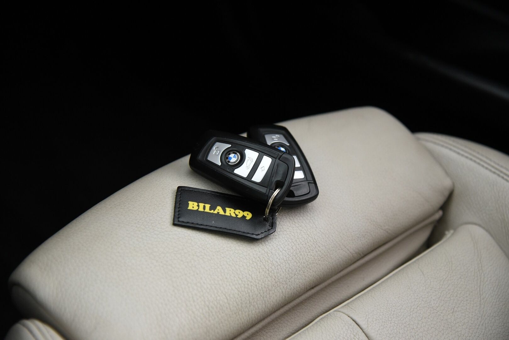 BMW 330 2017 F30 Sedan 330e A SportLine LCI / H&K / Prof.navi / LED / Vaaleat nahat / P-kamera - Merkkihuollettu / 2x Renkaat / Akku kuntotarkastettu - HULLUT AVAJAISHULINAT KORKOTARJOUS 3,29 %