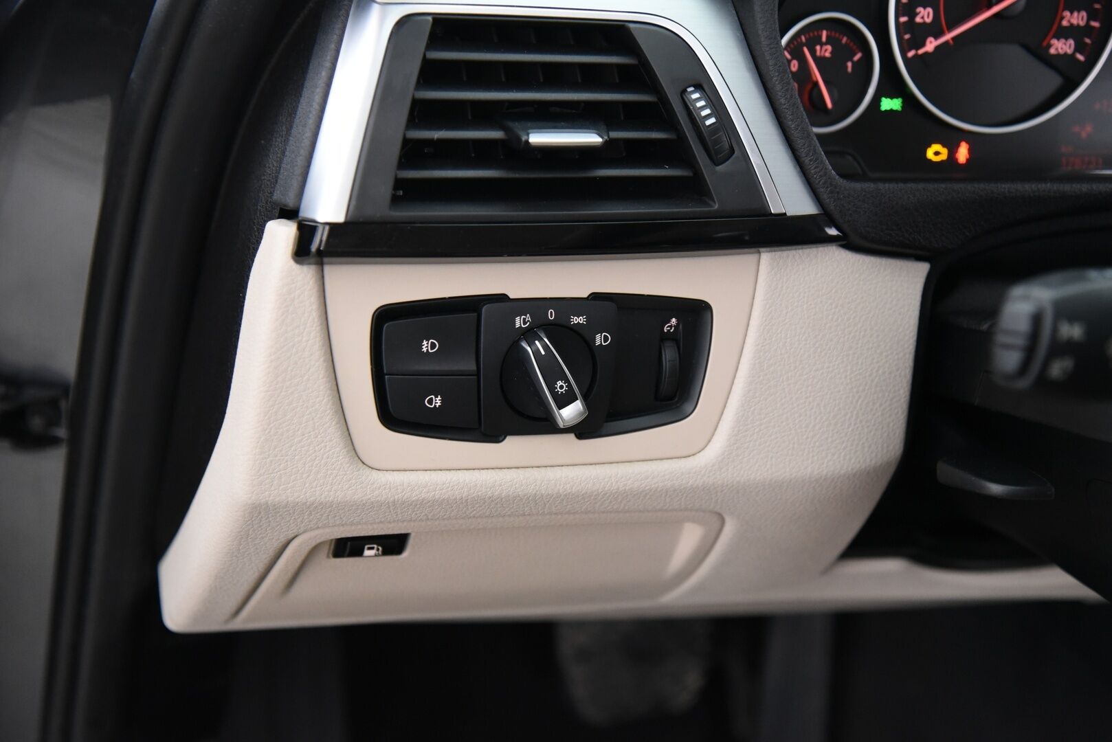 BMW 330 2017 330e iPerformance Sedan (AA) 4ov / Vaaleat nahat / Prof. Navi / H&K / P. Kamera & tutkat / LED / Merkkihuollettu - 2x Latauskaapelit & Renkaat aluvantein! Metalliväri!