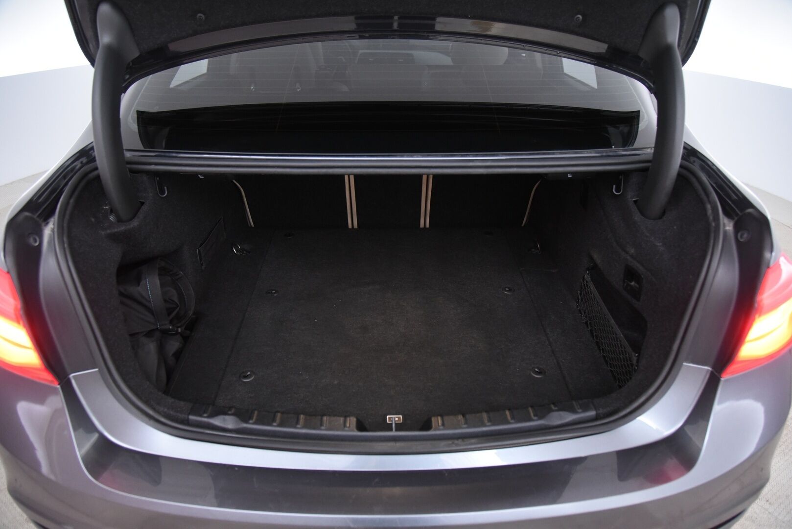 BMW 330 2017 330e iPerformance Sedan (AA) 4ov / Vaaleat nahat / Prof. Navi / H&K / P. Kamera & tutkat / LED / Merkkihuollettu - 2x Latauskaapelit & Renkaat aluvantein! Metalliväri!