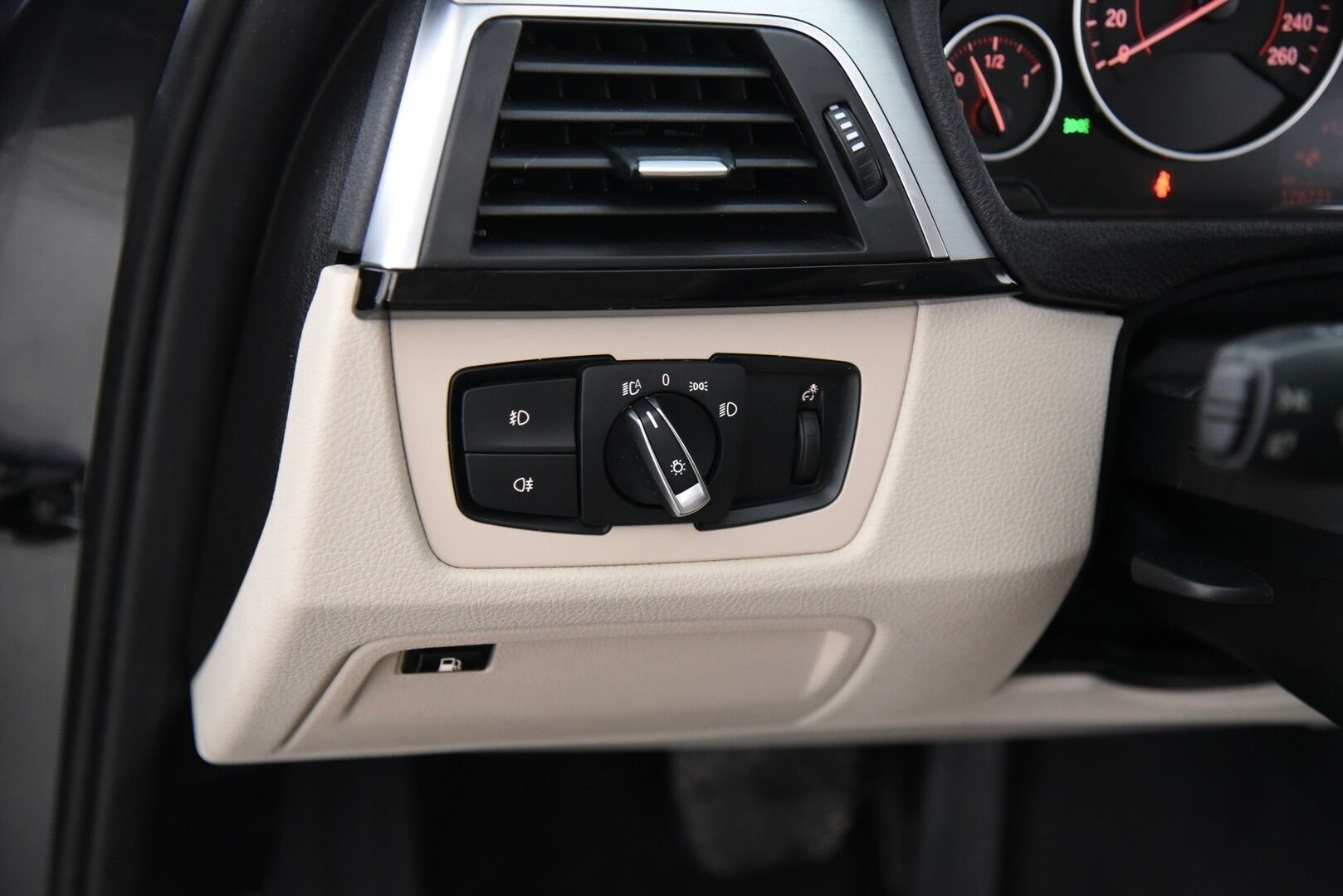 BMW 330 2017 F30 Sedan 330e A SportLine LCI / H&K / Prof.navi / LED / Vaaleat nahat / P-kamera - Merkkihuollettu / 2x Renkaat / Akku kuntotarkastettu - HULLUT AVAJAISHULINAT KORKOTARJOUS 3,29 %