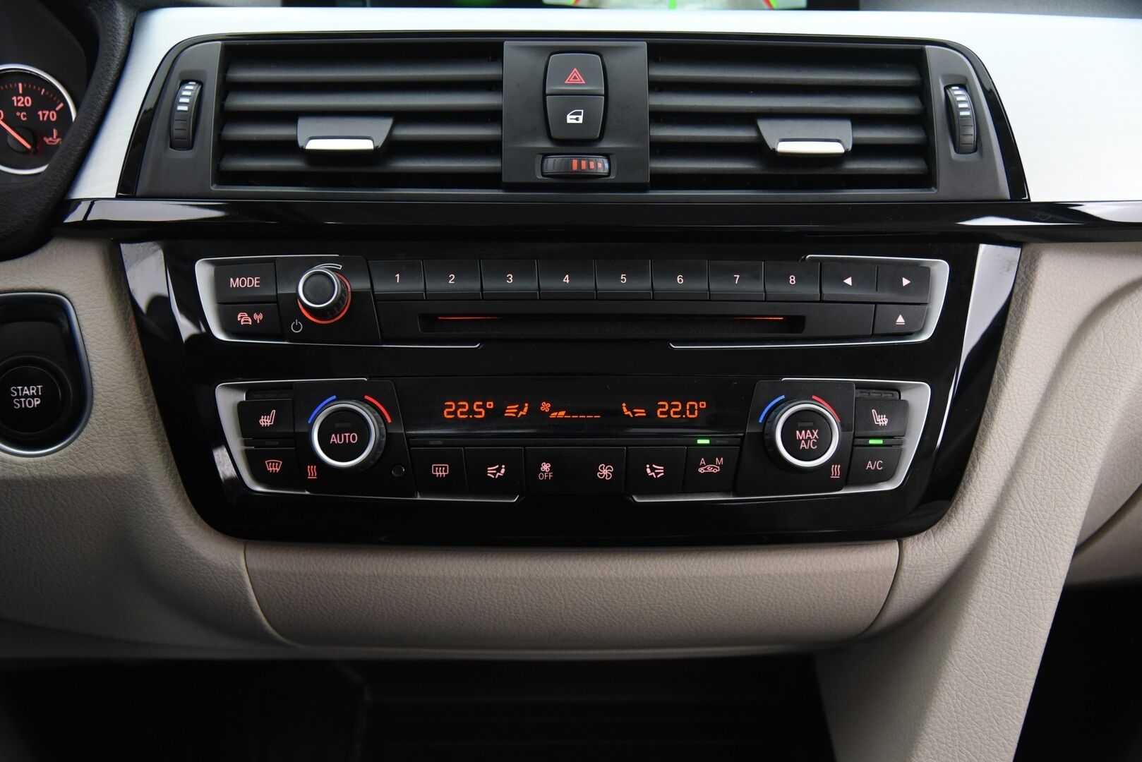 BMW 330 2017 F30 Sedan 330e A SportLine LCI / H&K / Prof.navi / LED / Vaaleat nahat / P-kamera - Merkkihuollettu / 2x Renkaat / Akku kuntotarkastettu - HULLUT AVAJAISHULINAT KORKOTARJOUS 3,29 %