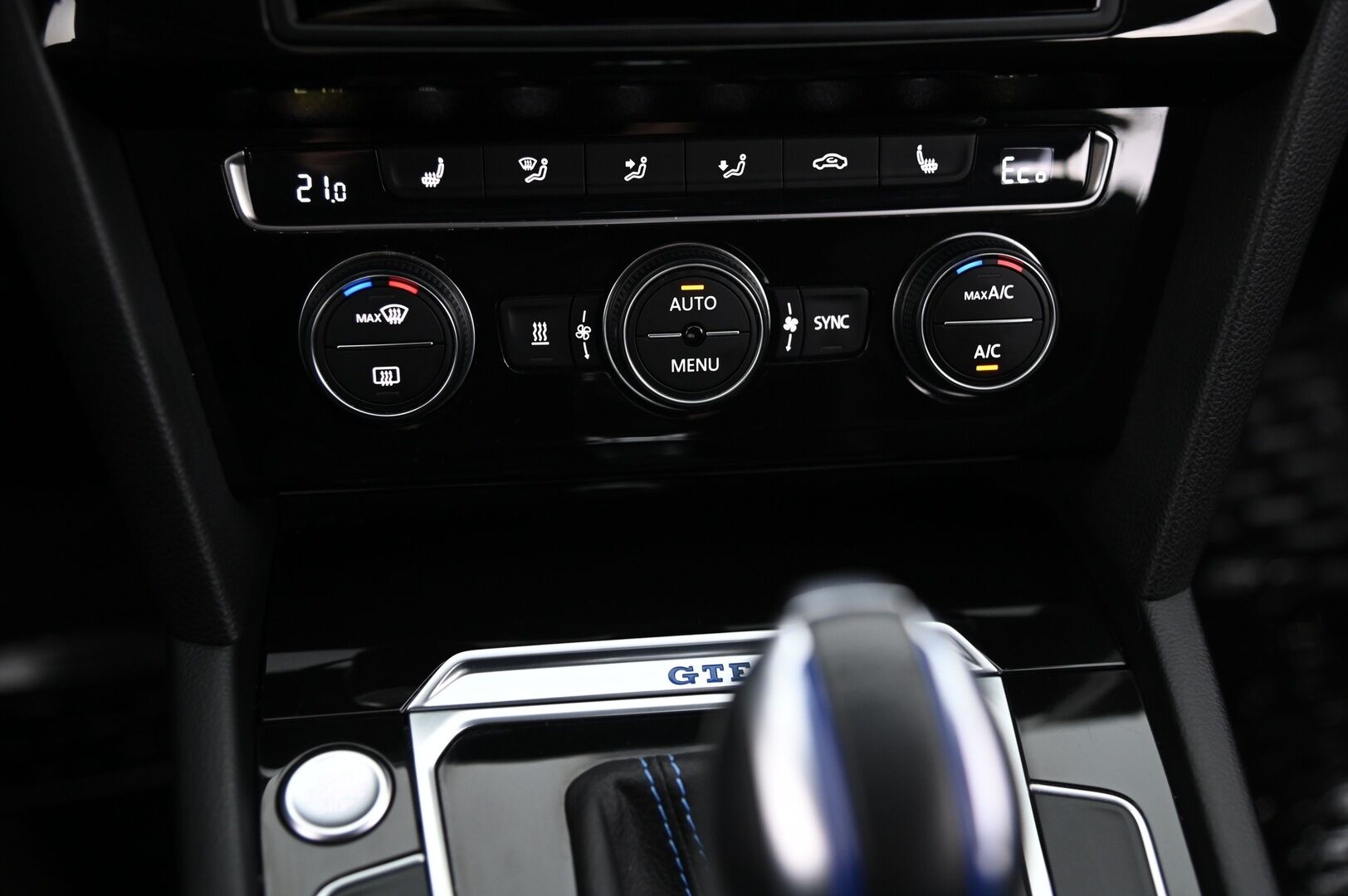 Volkswagen Passat 2016 Passat Variant GTE Plug-In Hybrid* Webasto / Digimittaristo / ACC / P.kamera / Koukku / Navi* - Ergo-Comfort Istuin / Ambient- valaistus / 2x renkaat vanteilla!
