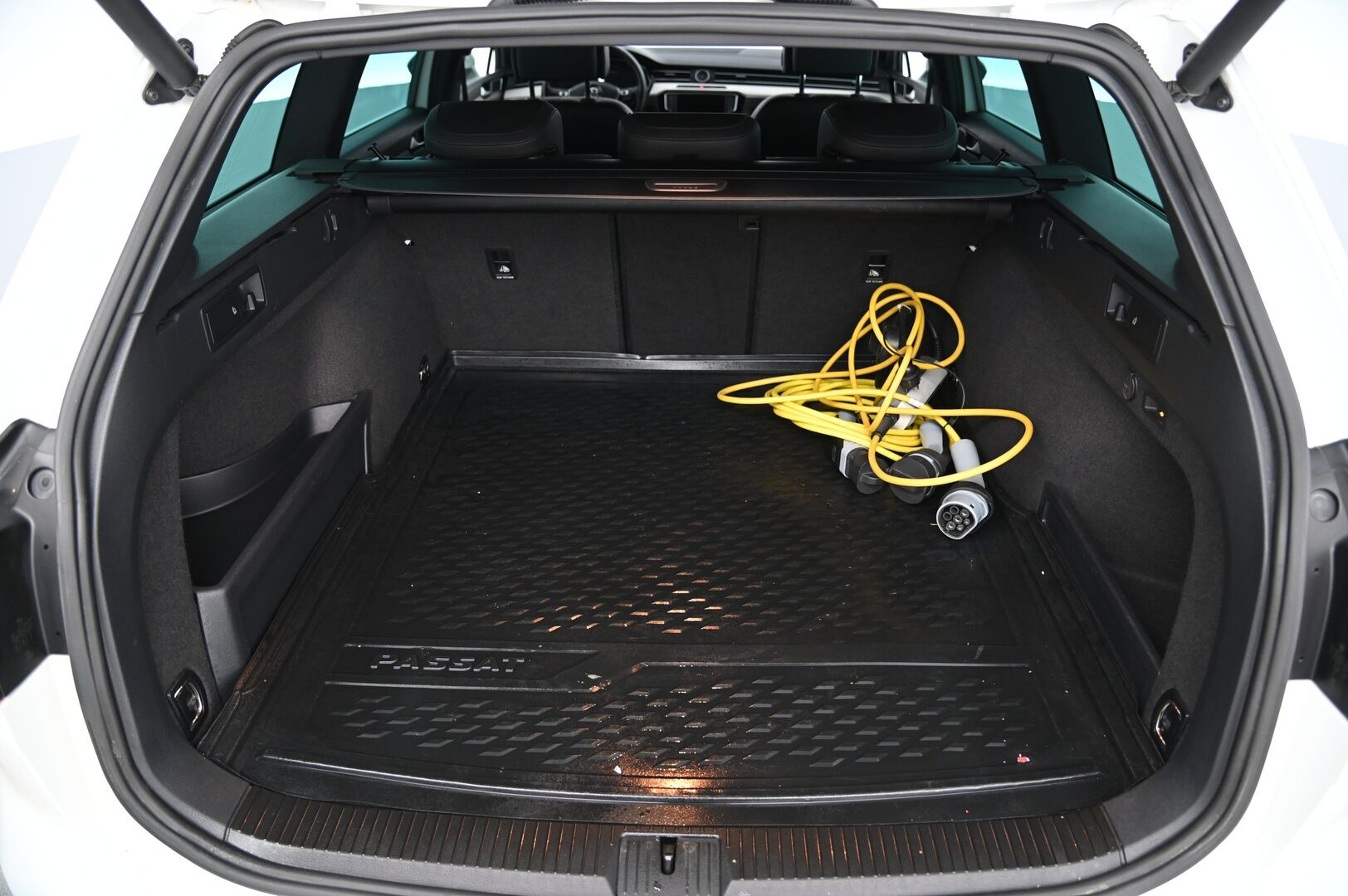 Volkswagen Passat 2016 Passat Variant GTE Plug-In Hybrid* Webasto / Digimittaristo / ACC / P.kamera / Koukku / Navi* - Ergo-Comfort Istuin / Ambient- valaistus / 2x renkaat vanteilla!