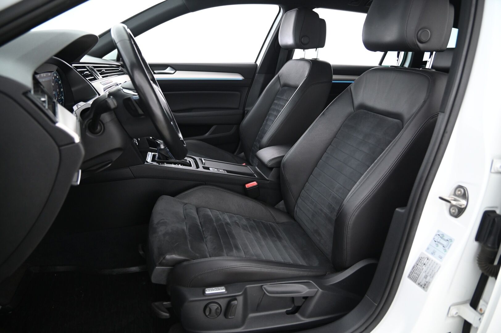Volkswagen Passat 2016 Passat Variant GTE Plug-In Hybrid* Webasto / Digimittaristo / ACC / P.kamera / Koukku / Navi* - Ergo-Comfort Istuin / Ambient- valaistus / 2x renkaat vanteilla!