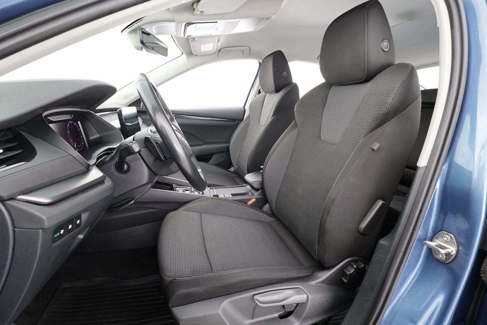 Skoda Octavia 2021 1,5 TSI Ambition eTEC DSG * Webasto / LED / P.tutkat / Digimittaristo / Vakkari / Kaistavahti / Keyless * - 1.om Suomiauto / Kahdet renkaat + Vanteet / Juuri huolettu!