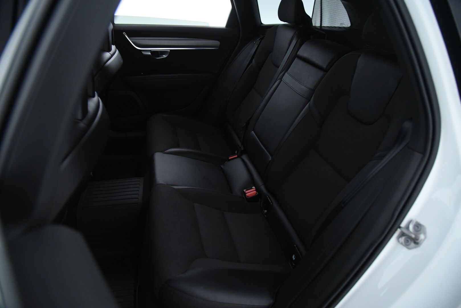 Volvo V90 2018 T5 BI-Fuel Momentum / Adapt.vak / Webasto / HUD / P-kamera / Keyless / VOC / Navi - 55l Bensatankki & 18kg kaasutankki / 2x renkaat Volvon aluvanteilla! / Tulossa myyntiin!